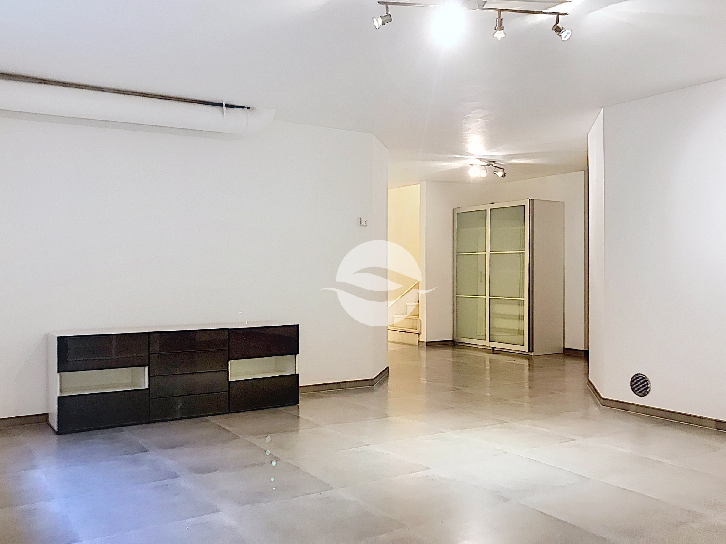 Sous-sol : dégagement avec armoire et salle de jeux Sous-sol : dégagement avec armoire et salle de jeux