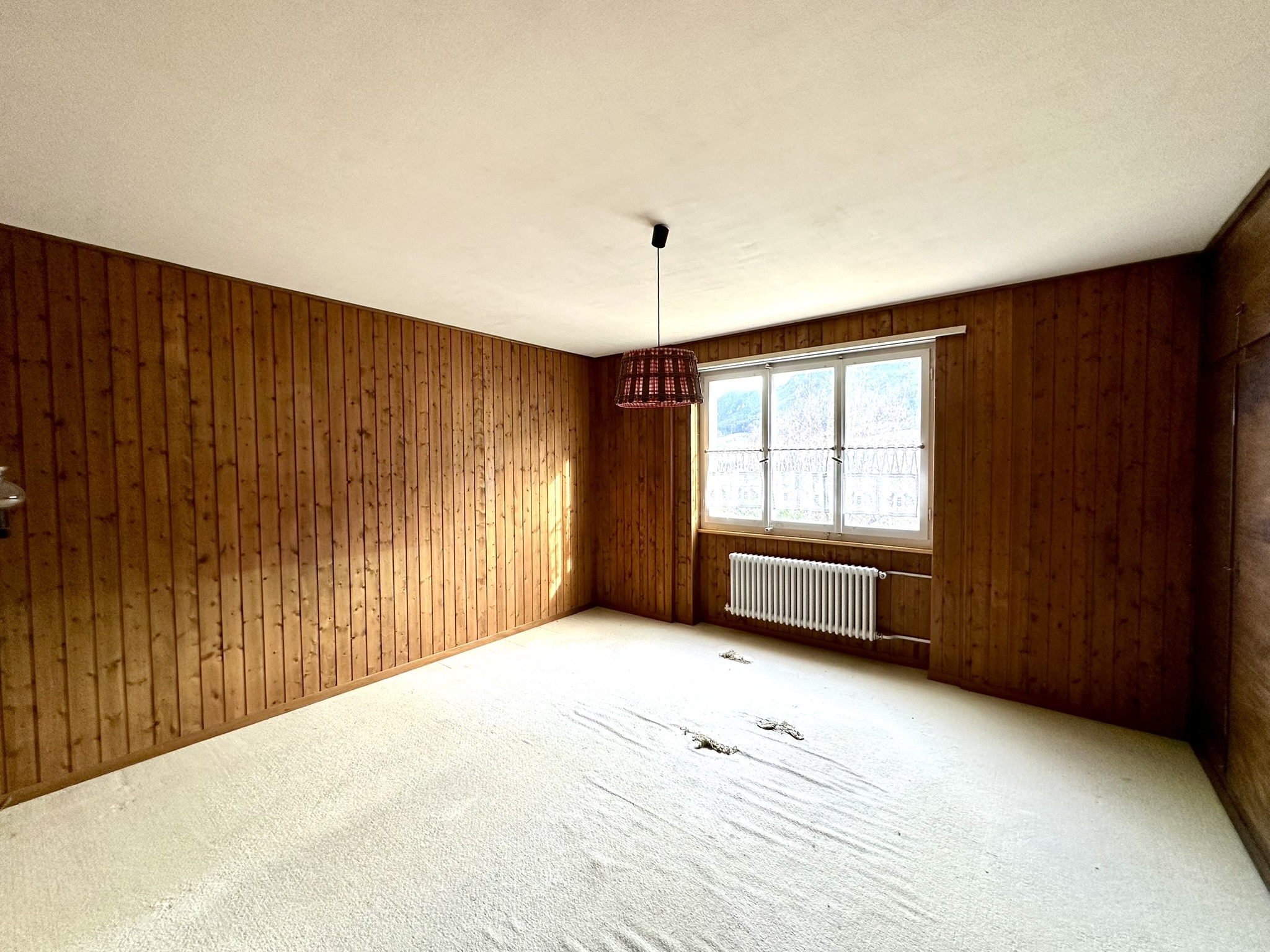 une pièce vide dans une maison avec des murs en bois et une grande fenêtre au sol une pièce vide dans une maison avec des murs en bois et une grande fenêtre au sol