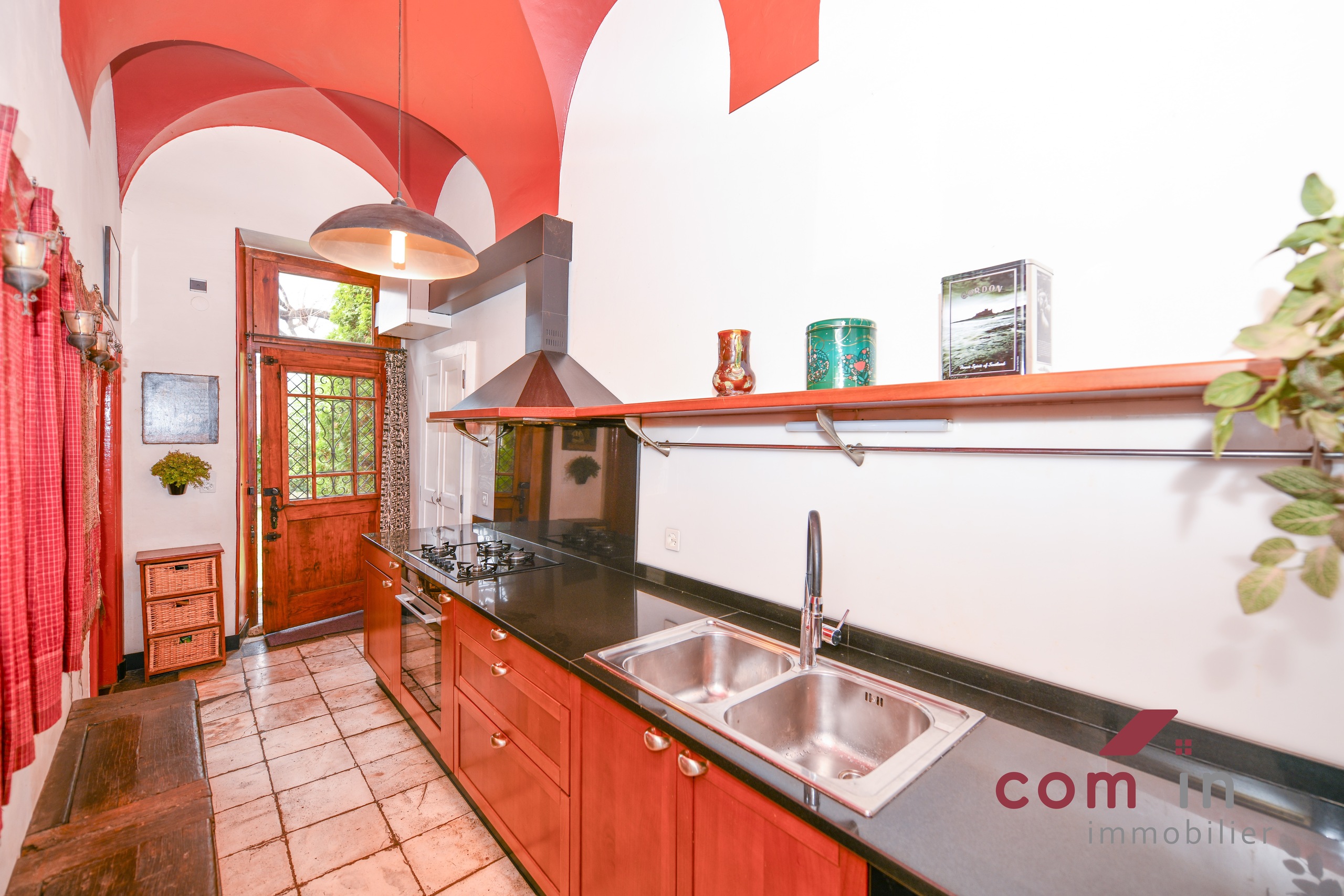 cuisine très bien équipée avec son espace économat et son accès au jardin (Ouest)