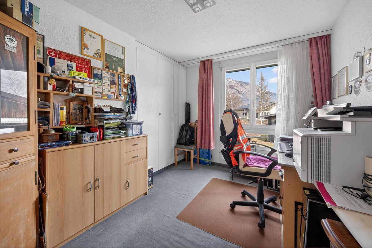 Helles Schlafzimmer oder Büro mit Fenster und Bergblick in Salez, CH.