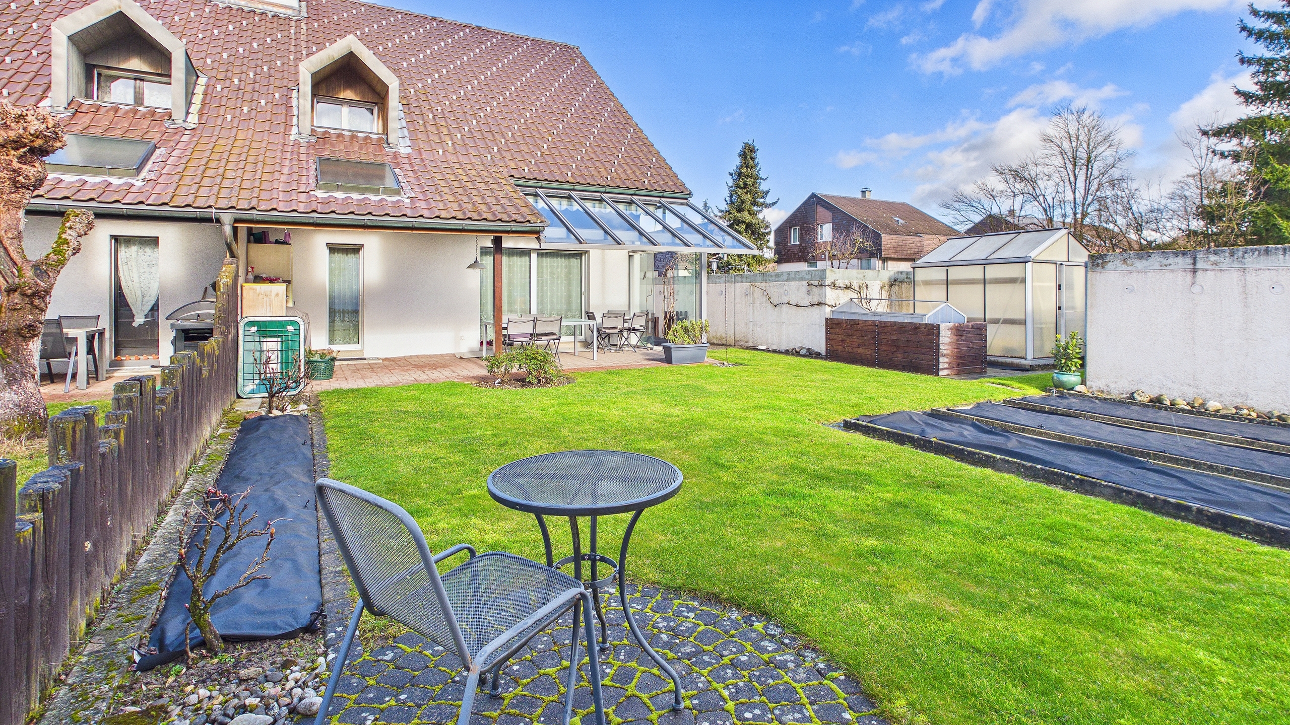 Grosser Garten mit Grünfläche, Gartenbeete, Hochbeet, Gewächshaus