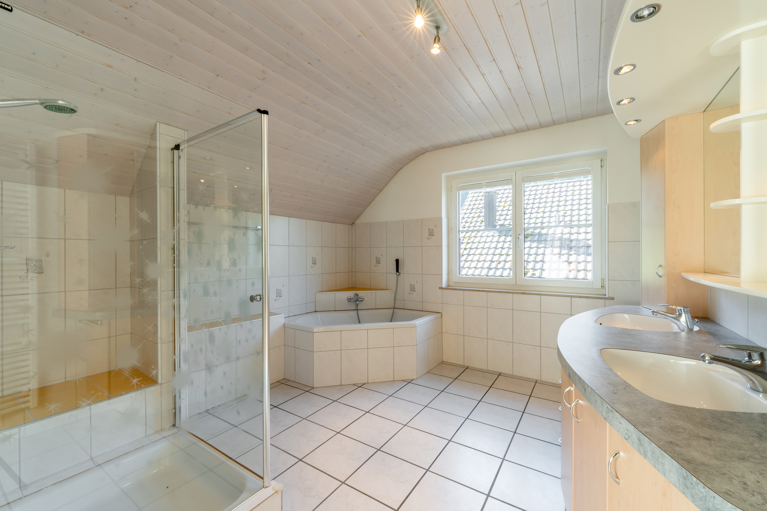 Badezimmer im Obergeschoss mit Dusche, Badewanne, Doppellavabo und WC