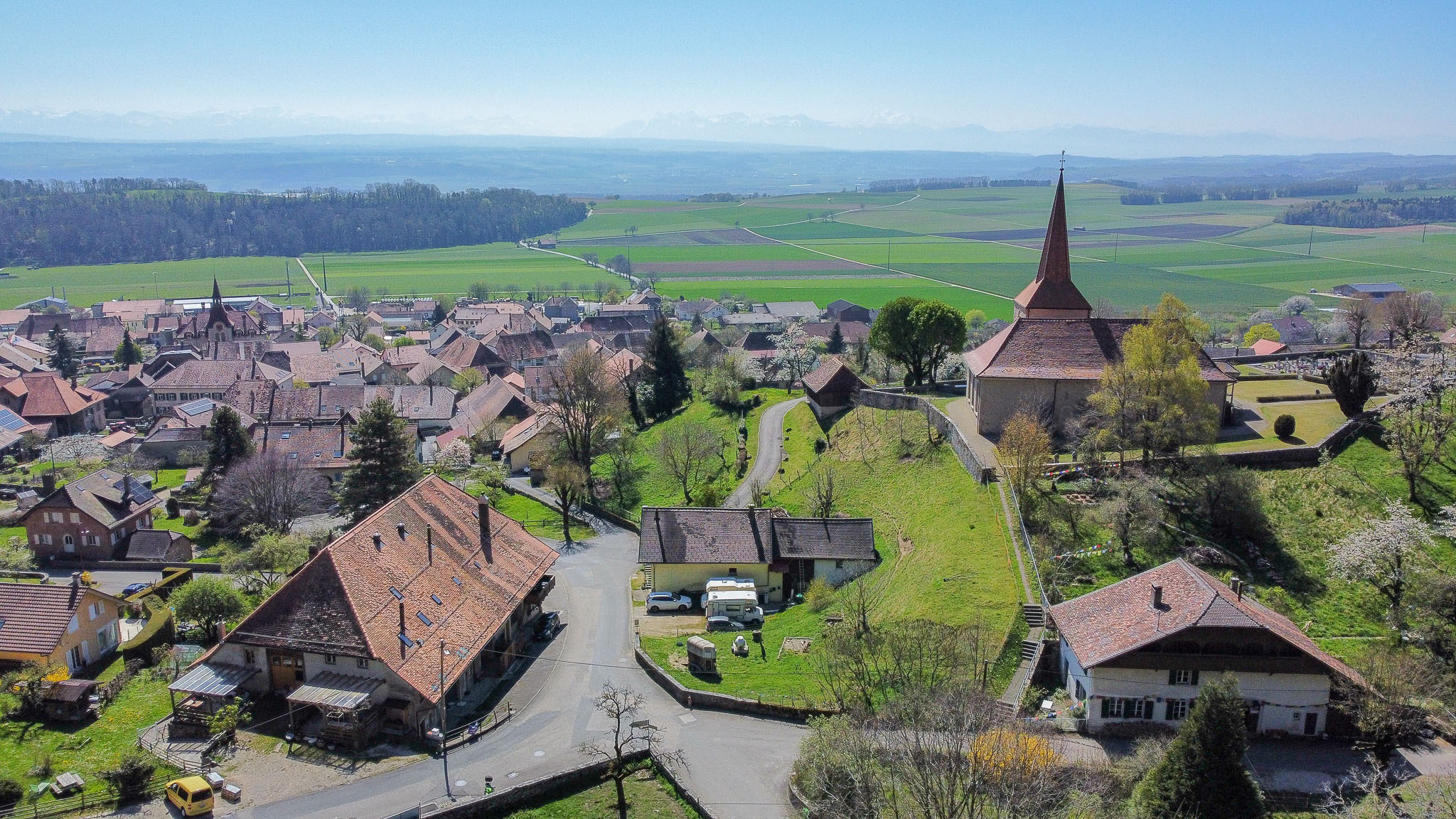 Vue aérienne sur le village et la maison