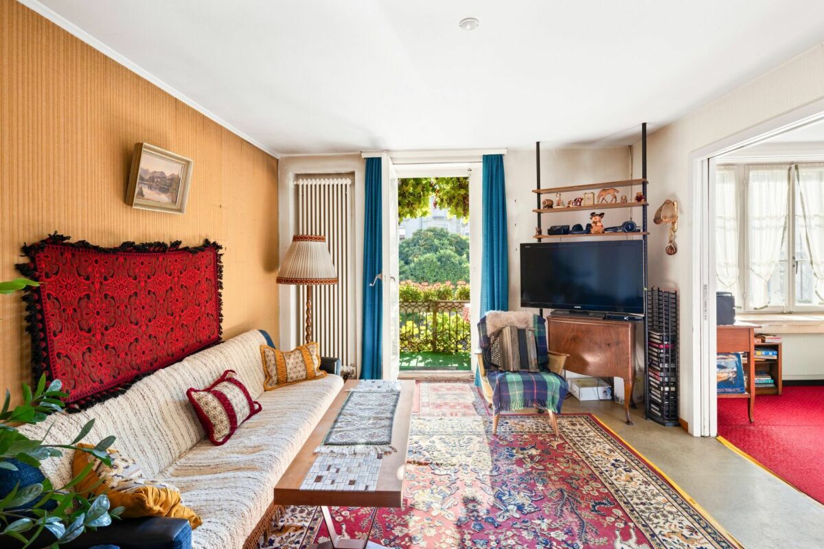 Das helle Wohnzimmer im Obergeschoss hat ein idyllischer Balkon. Das helle Wohnzimmer im Obergeschoss hat ein idyllischer Balkon.