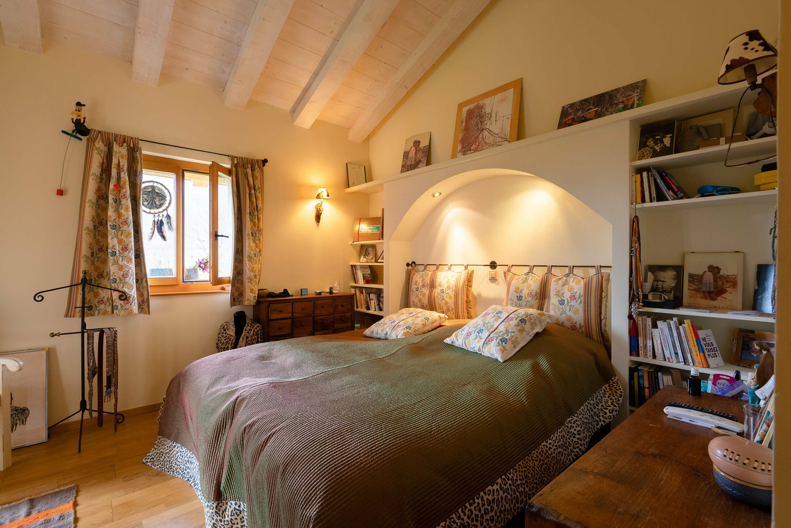 Vue intérieure chambre avec rangements intégrés – Chalet La Tsombe à vendre Verbier