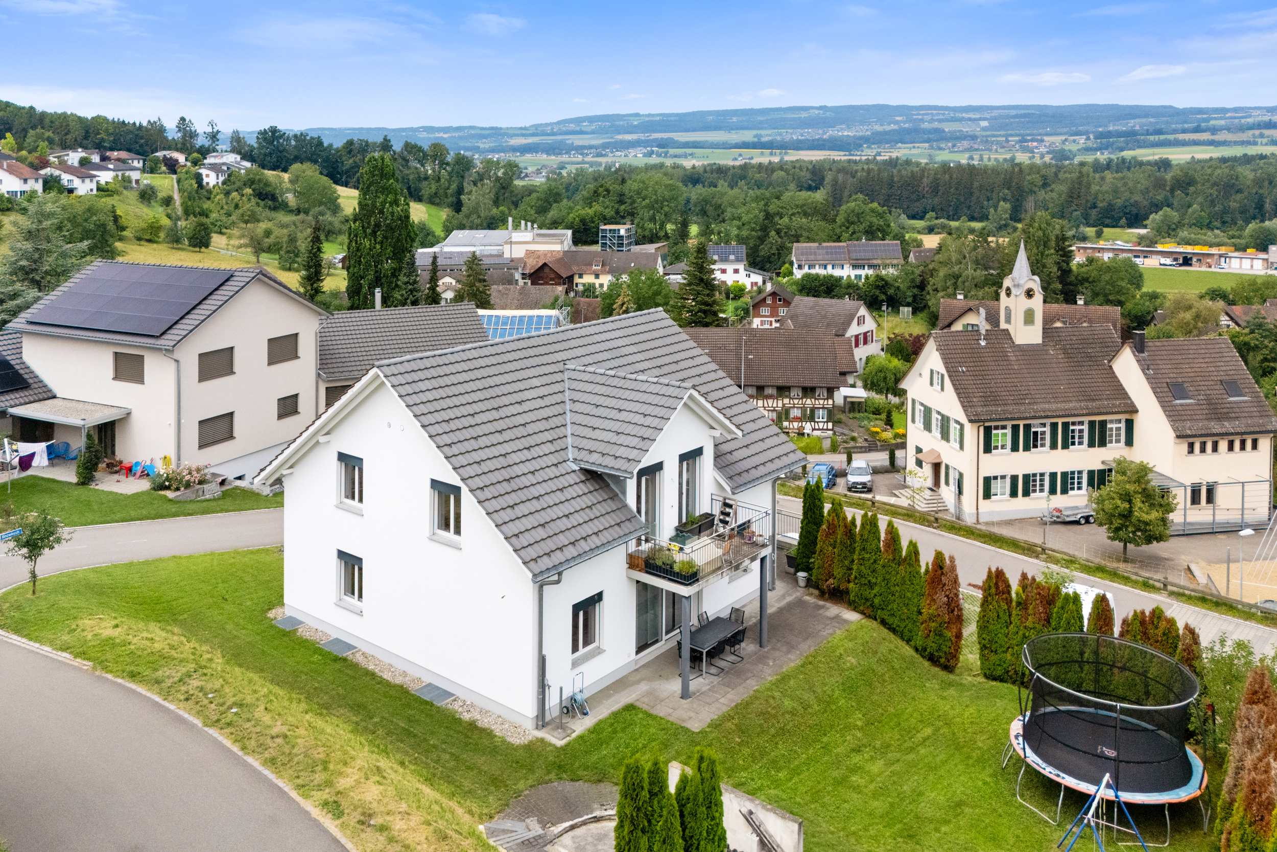 Das vielseitige, freistehende Einfamilien-haus wartet darauf, Ihr neues Zuhause zu werden.
