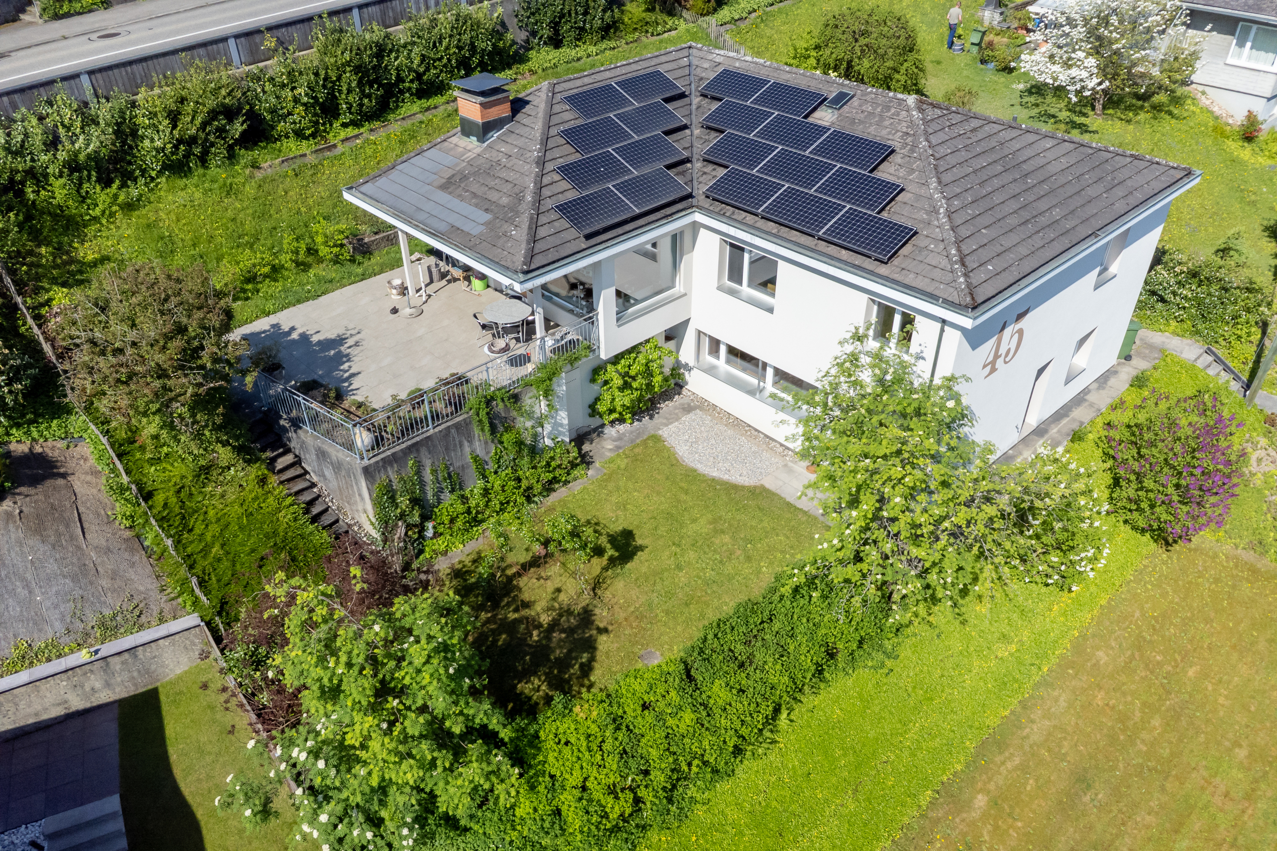 Drohnenaufnahme / Photovoltaik-mit Speicher