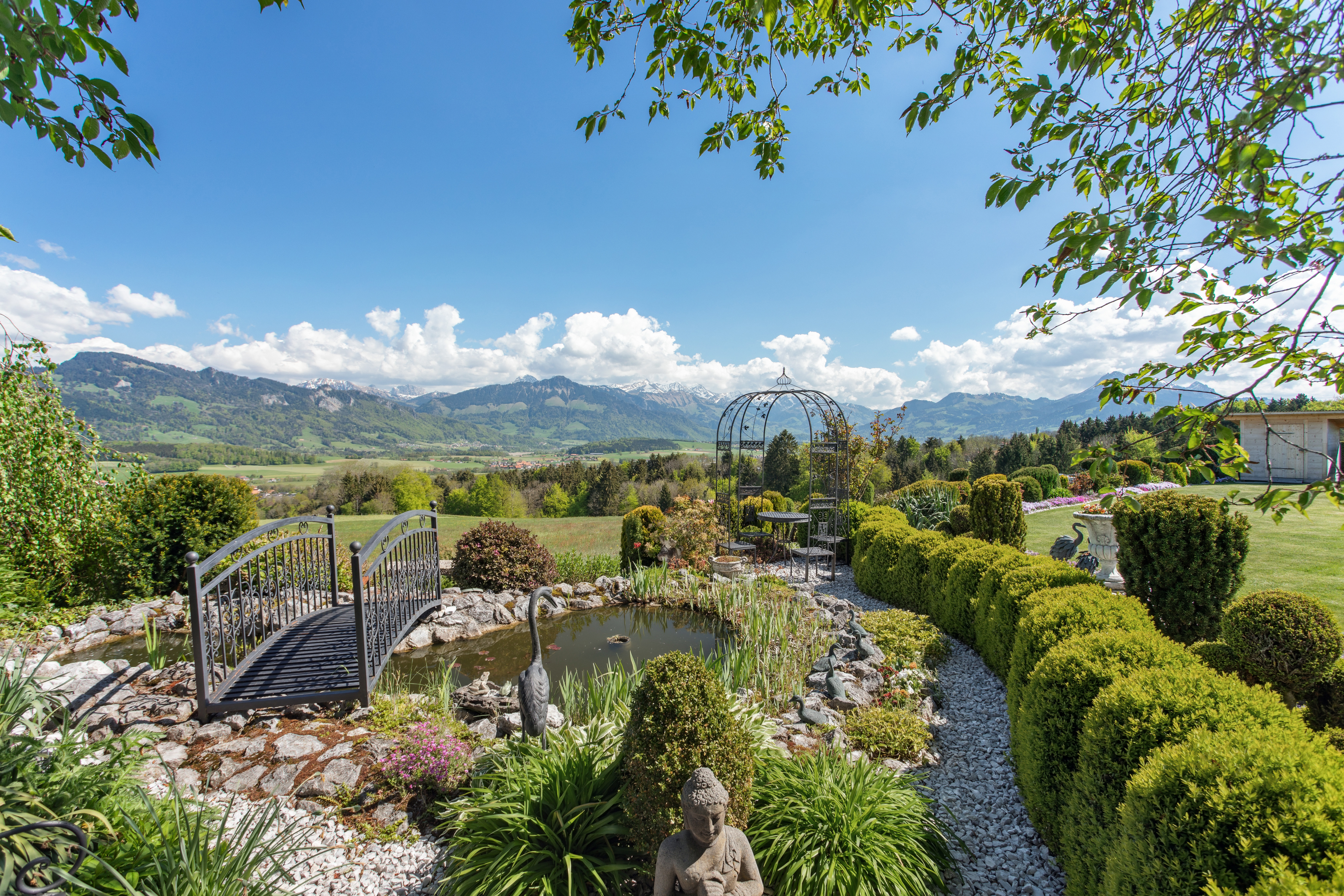Teich und Außenanlagen