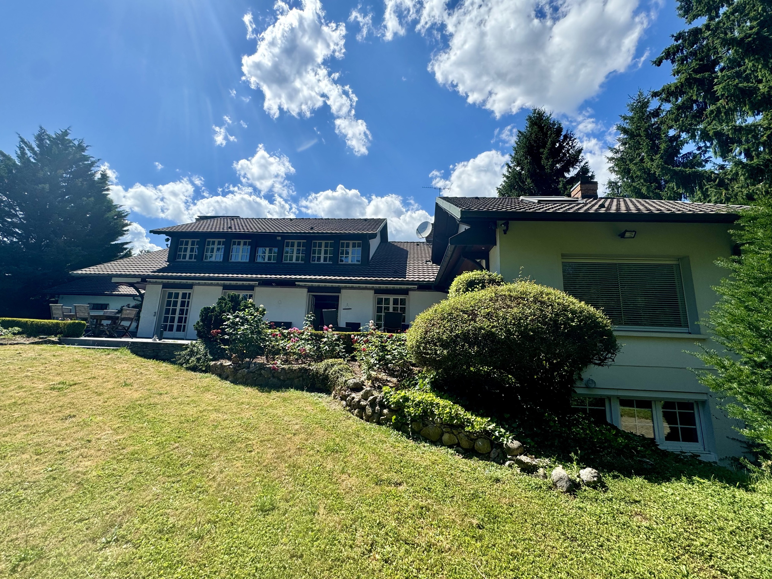 Exterior view 5