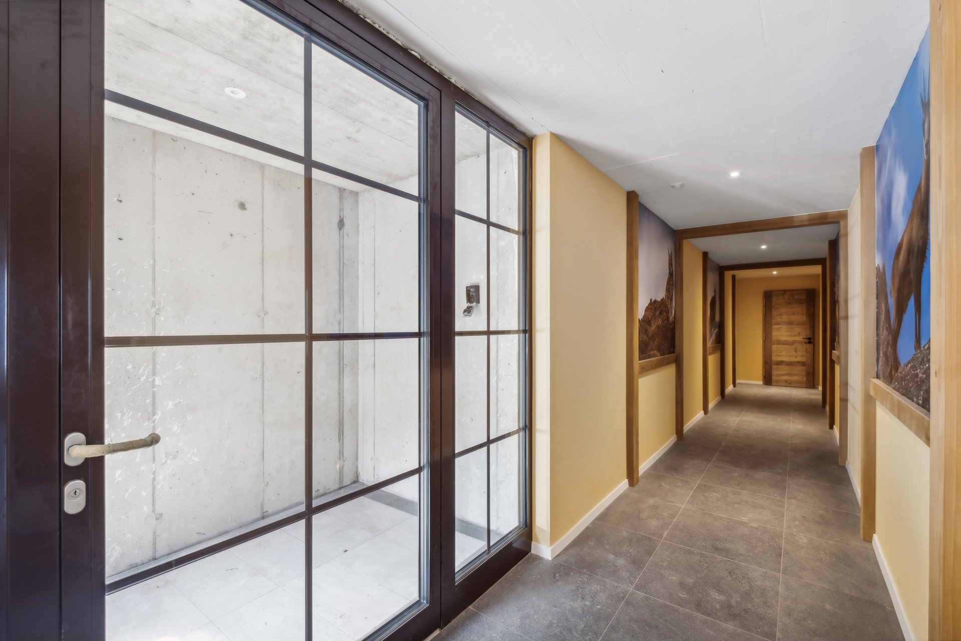 Entrée principale - communs