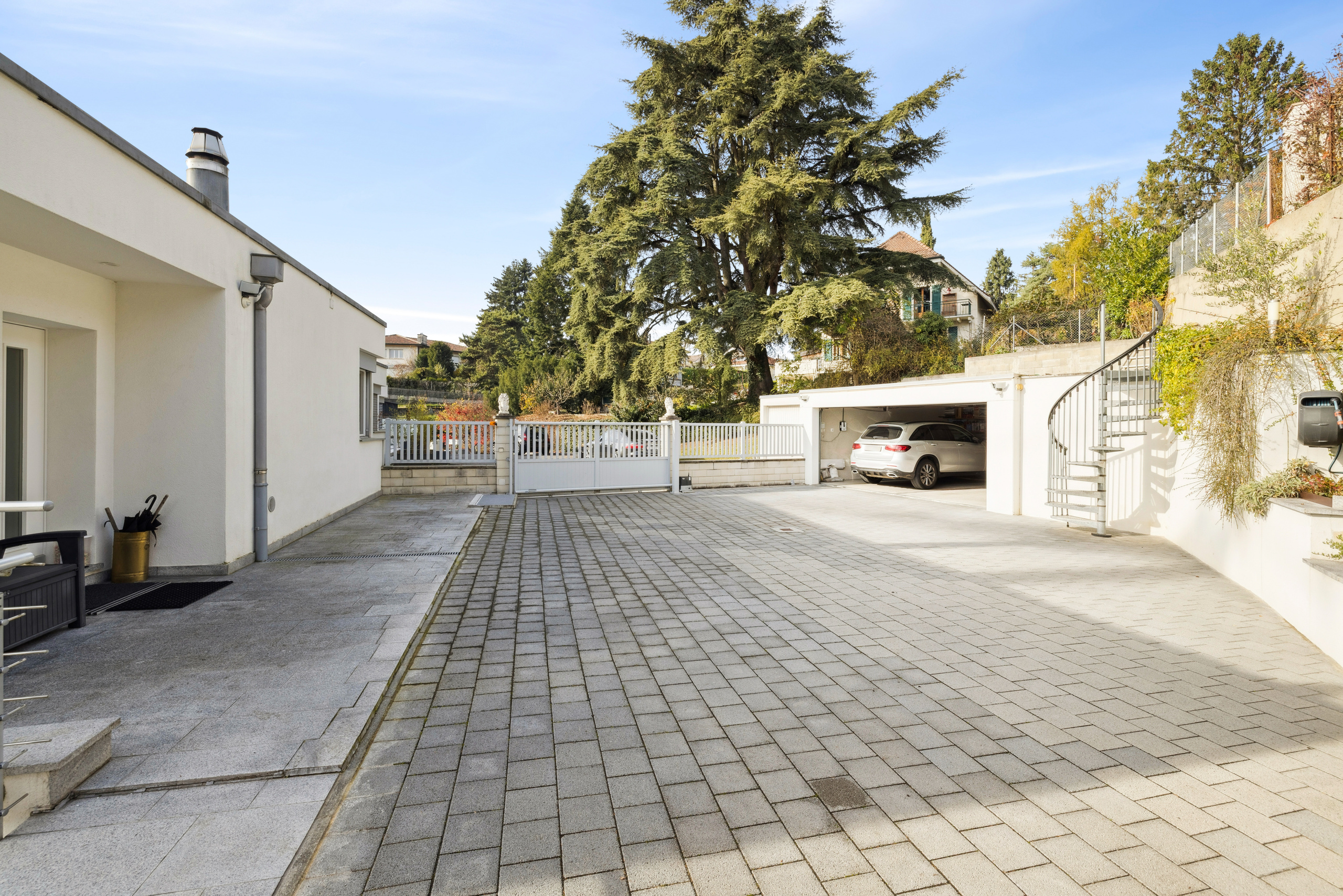 Grande cour pour plusieurs véhicules, avec garage double Grande cour pour plusieurs véhicules, avec garage double