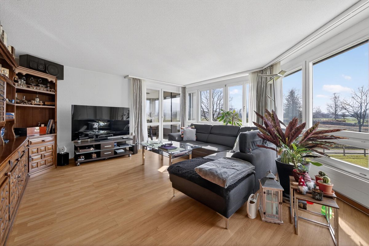 Wohnbereich mit grossen Fenstern und Bergsicht. Wohnbereich mit grossen Fenstern und Bergsicht.