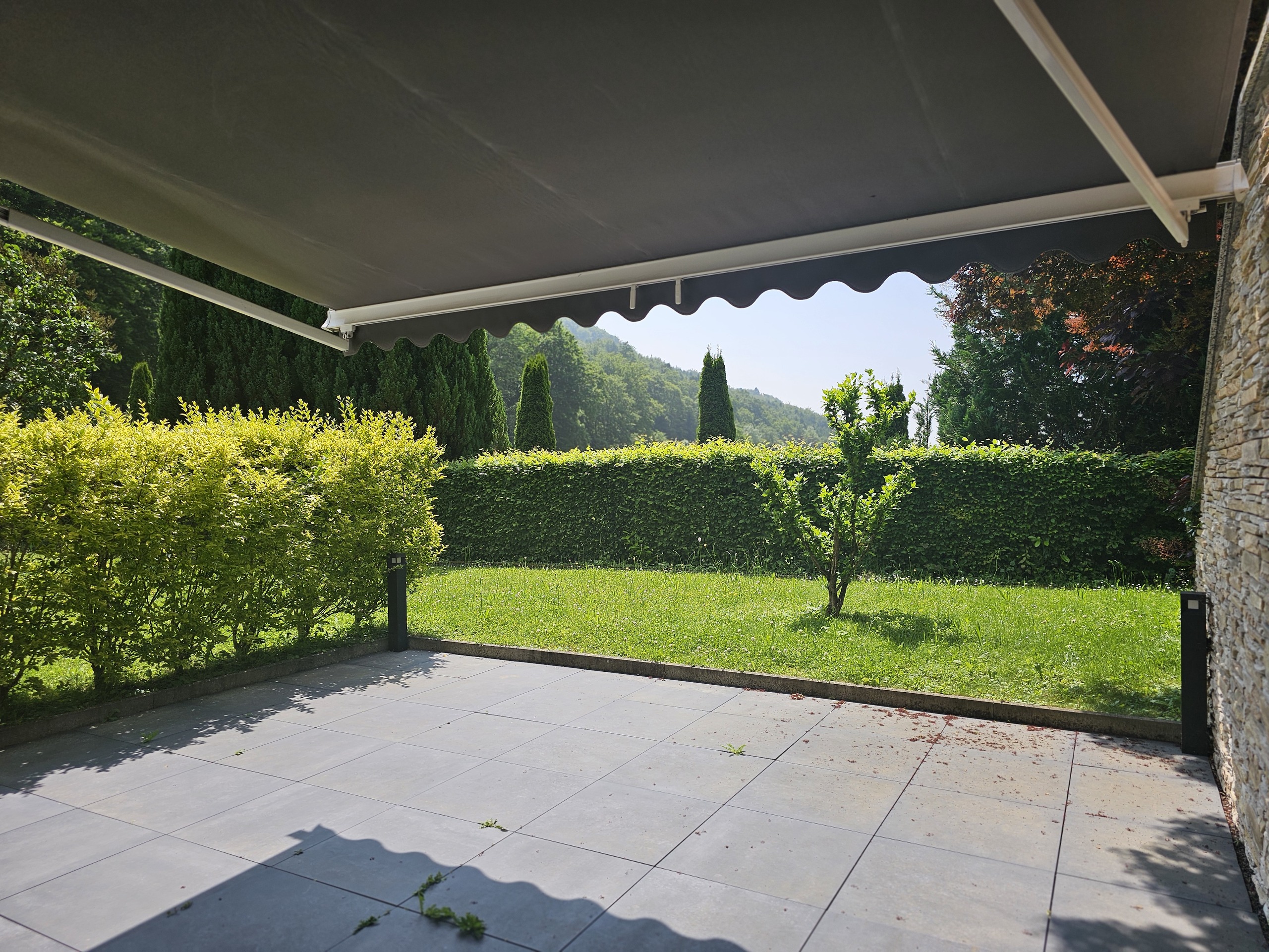 Terrasse avec store toile électrique 