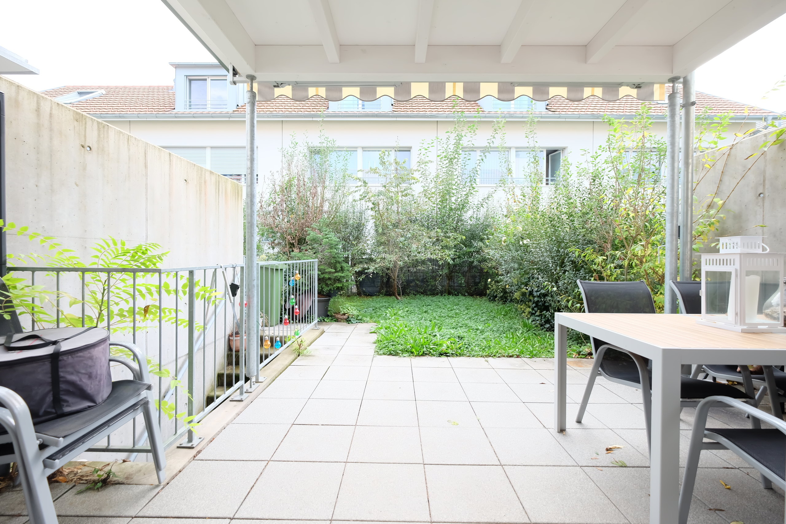 Garten mit gedecktem Sitzplatz