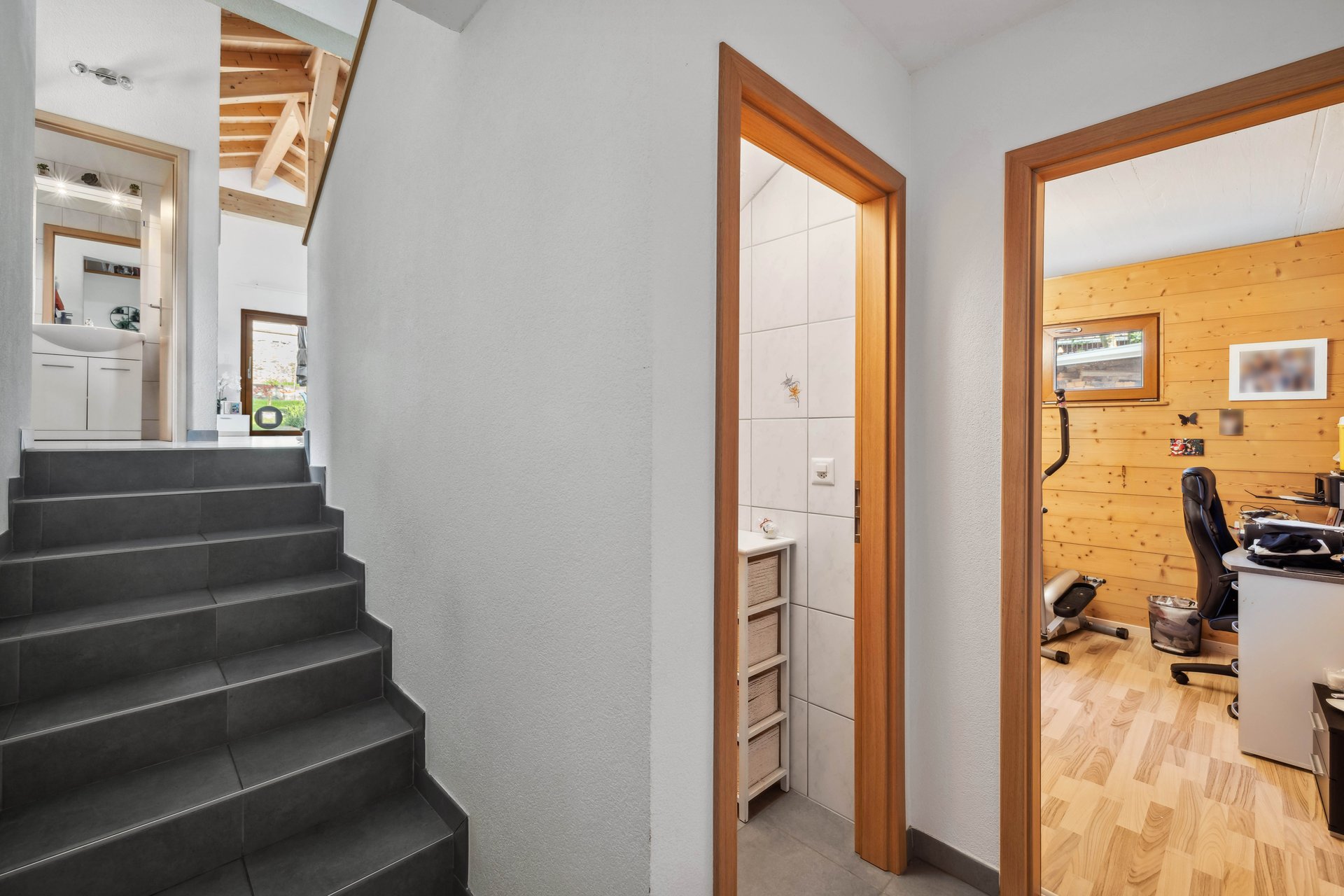 Zugang zum unteren Erdgeschoss Zugang zum unteren Erdgeschoss