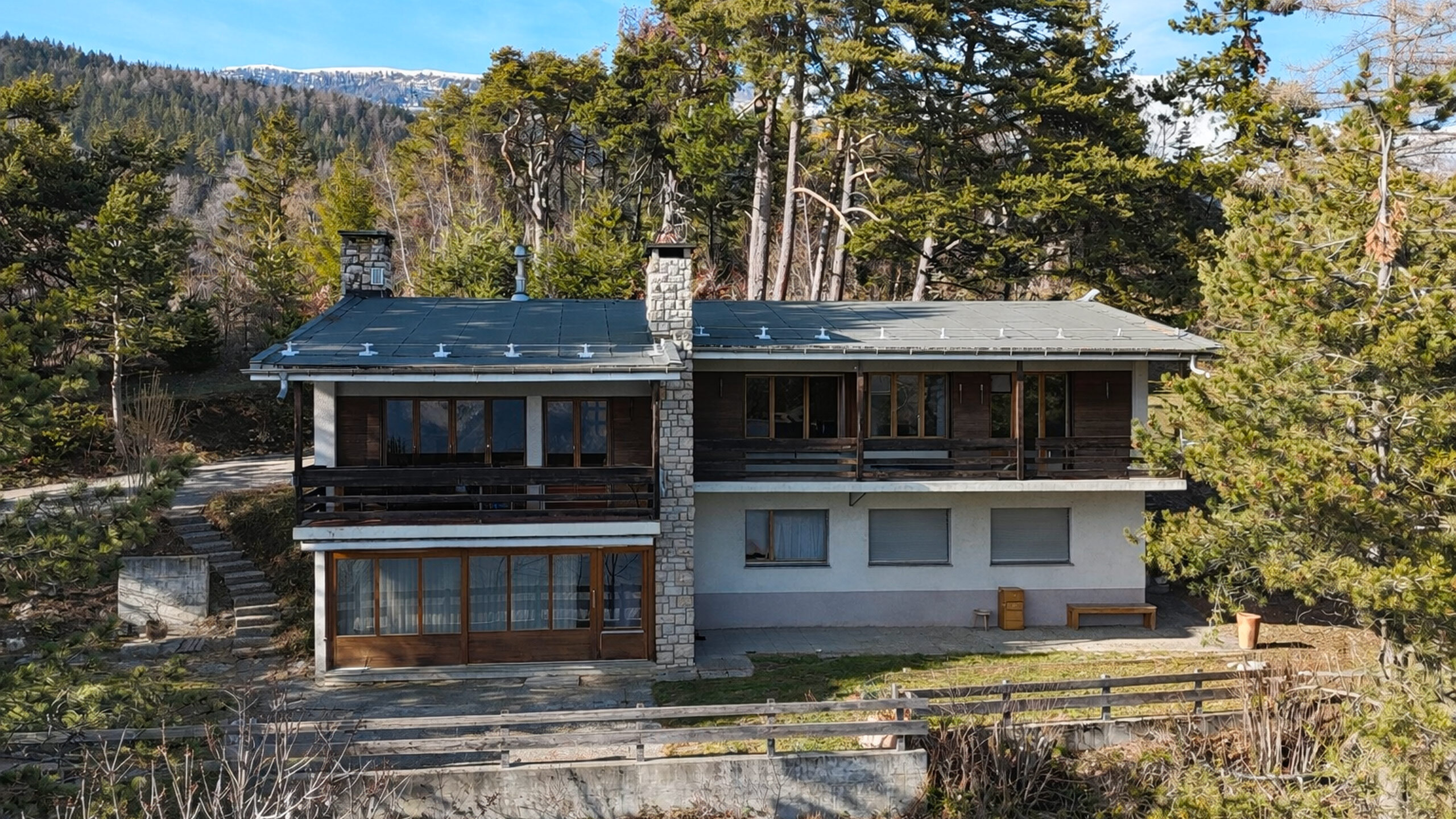 Vue extérieure depuis l'avant (Sud) de la propriété