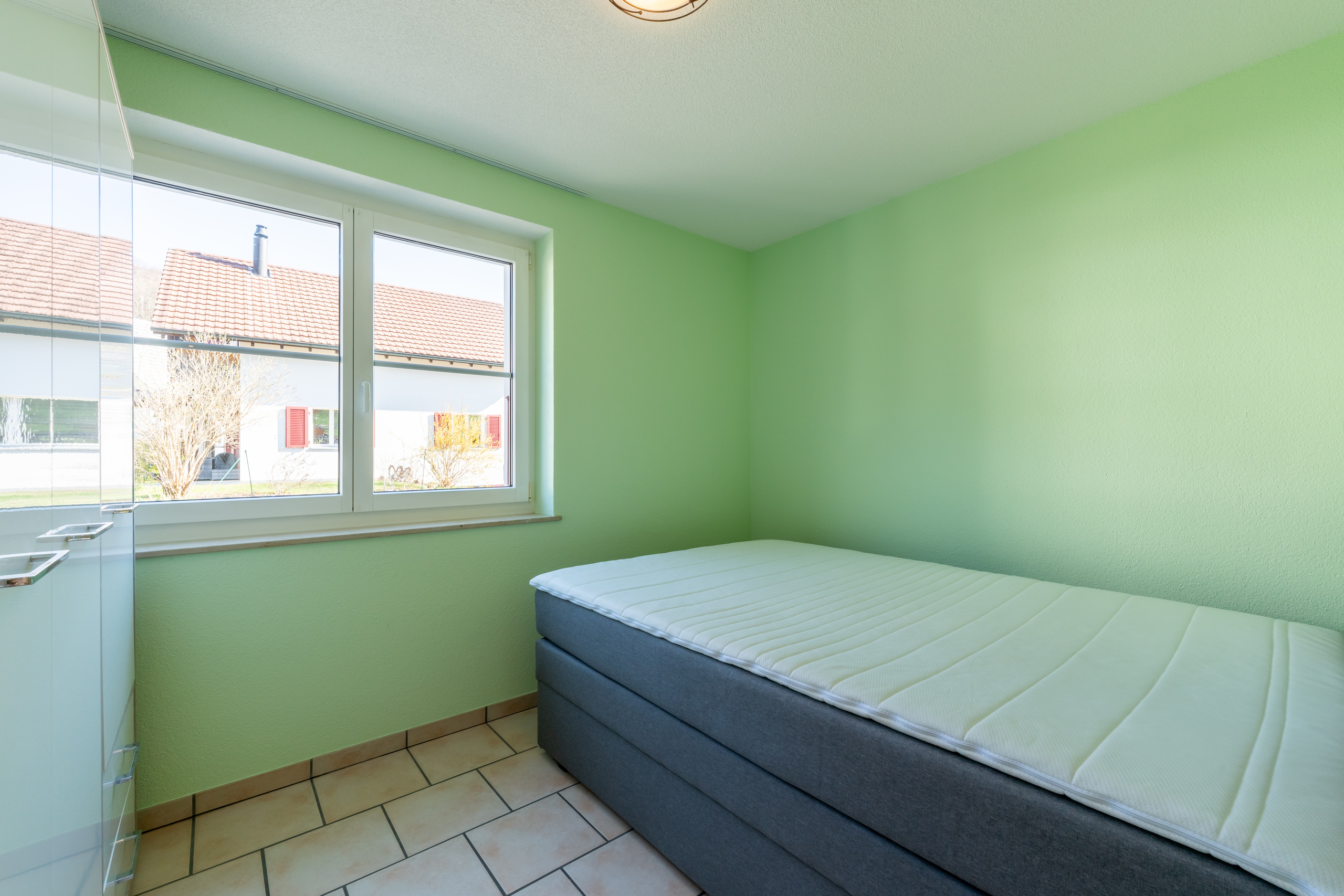 Zimmer im Erdgeschoss, ideal als Büro oder Gästezimmer