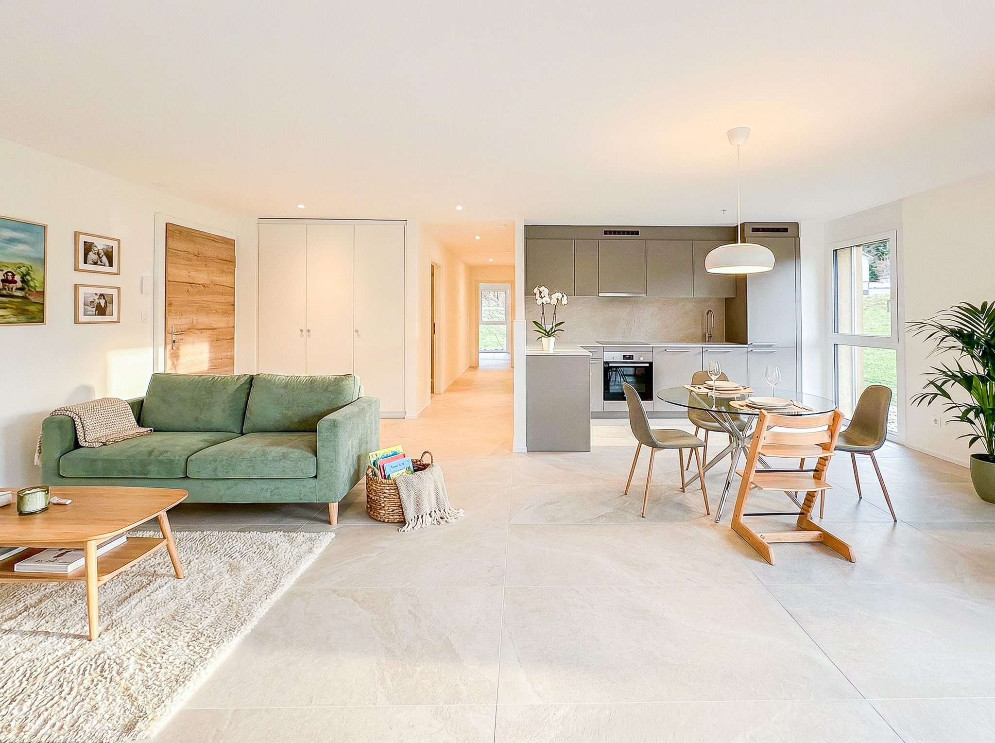 Espace salon/séjour avec portes-fenêtres donnant accès au balcon (image de synthèse)