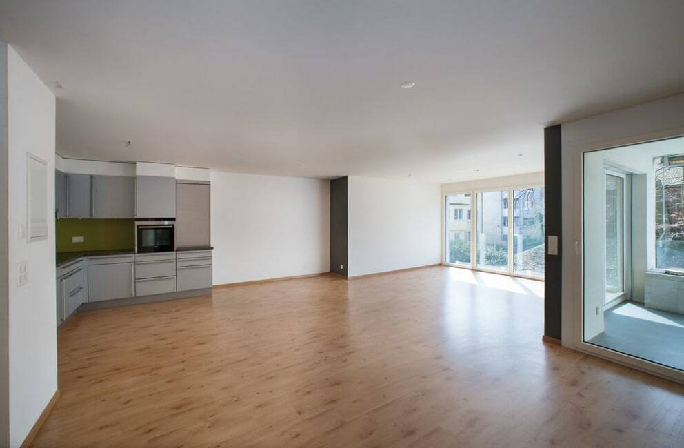 Wohnzimmer mit offener Küche