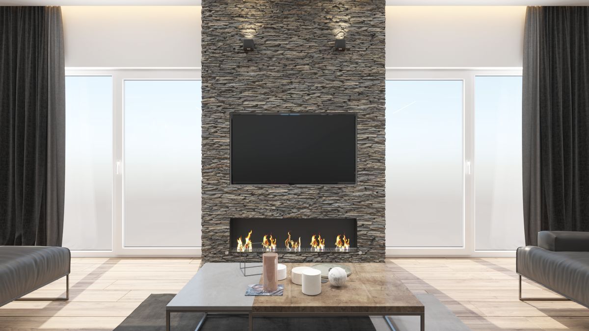 Gemütlicher Kamin mit TV und Sitzbereich in modernem Ambiente.