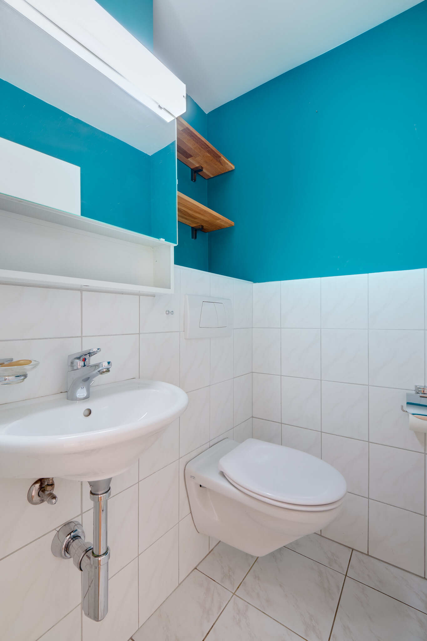 Separate Toilette mit Lavabo