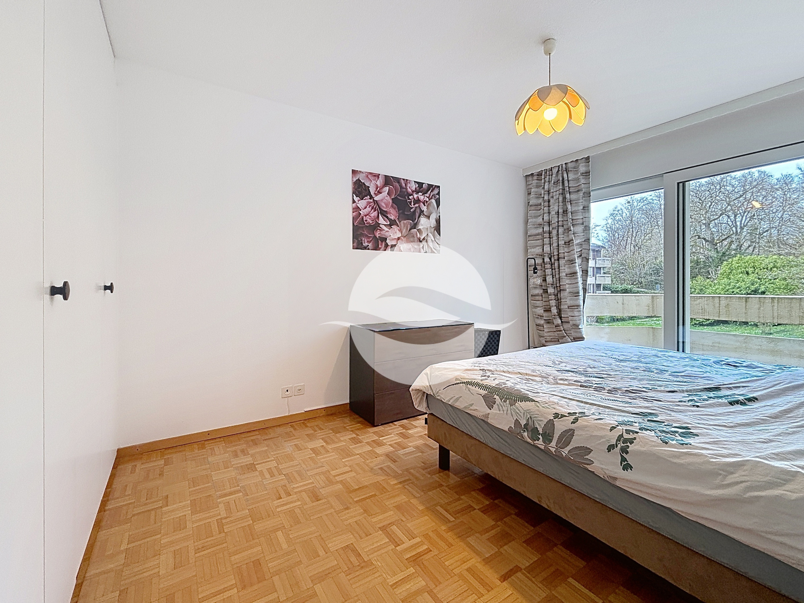 Chambre parentale avec armoires