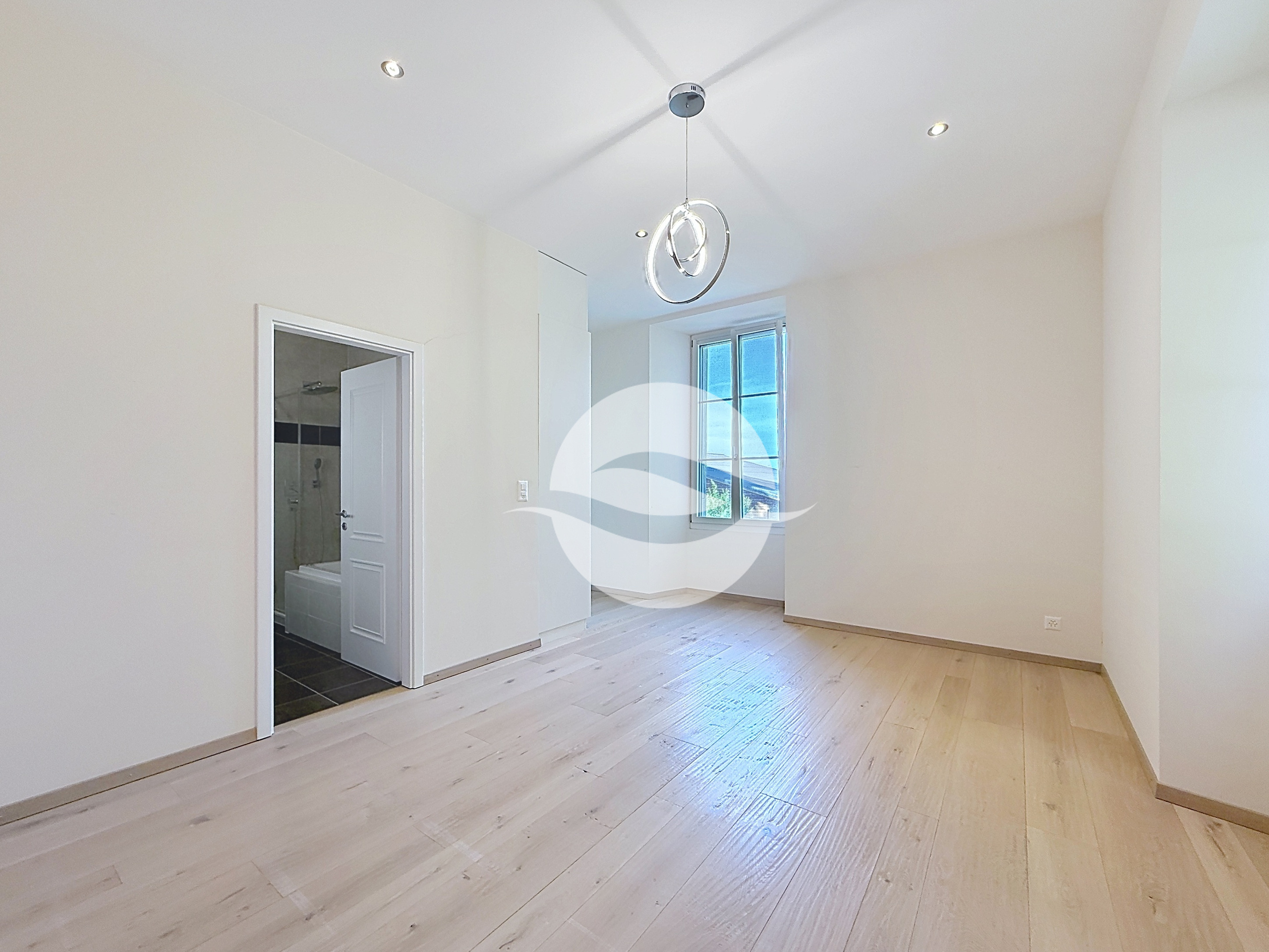 1er étage : 2ème chambre avec armoires et salle de bains et douche privée 1er étage : 2ème chambre avec armoires et salle de bains et douche privée