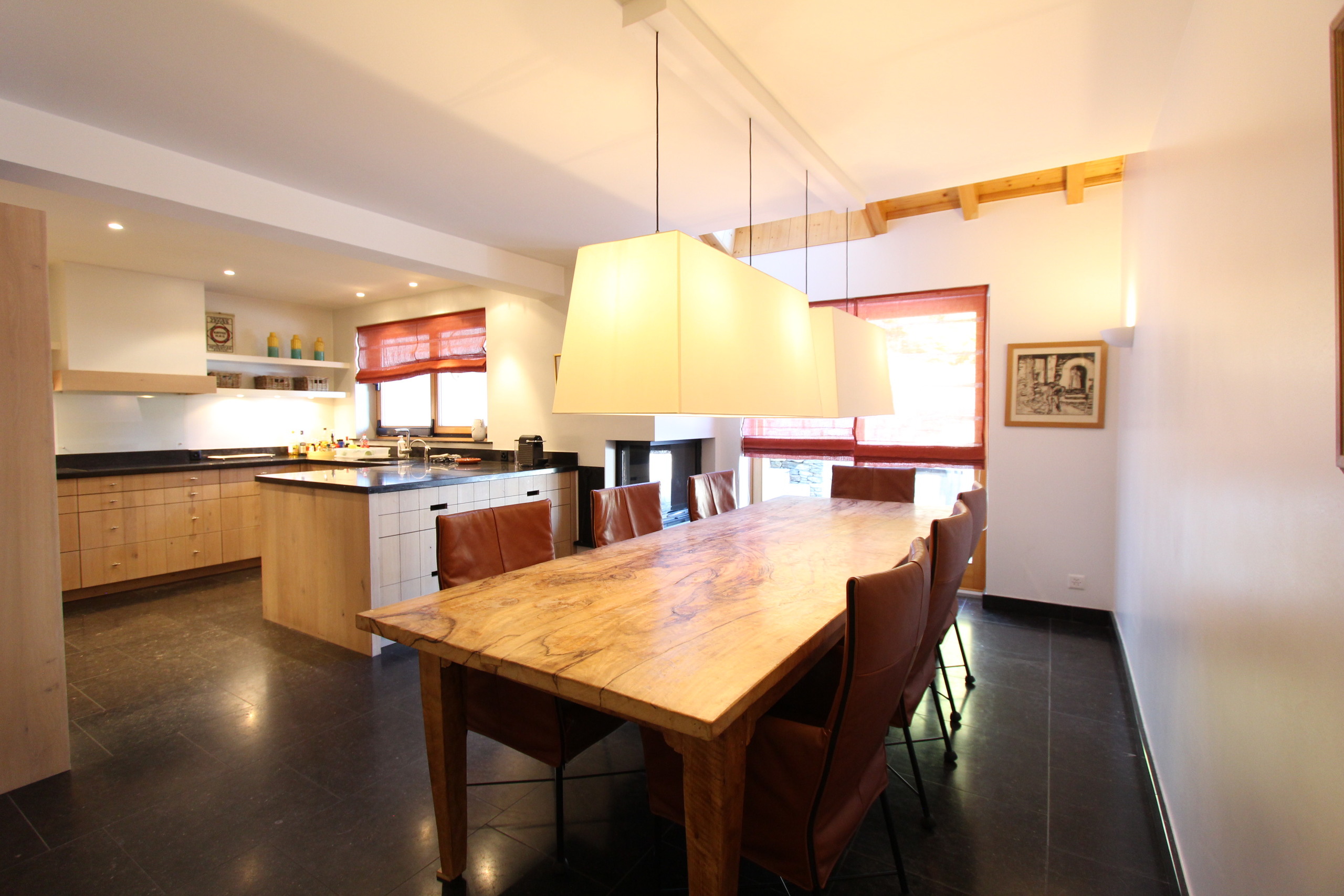 Rez-de-chaussée / Salle à manger et cuisine avec cheminée
