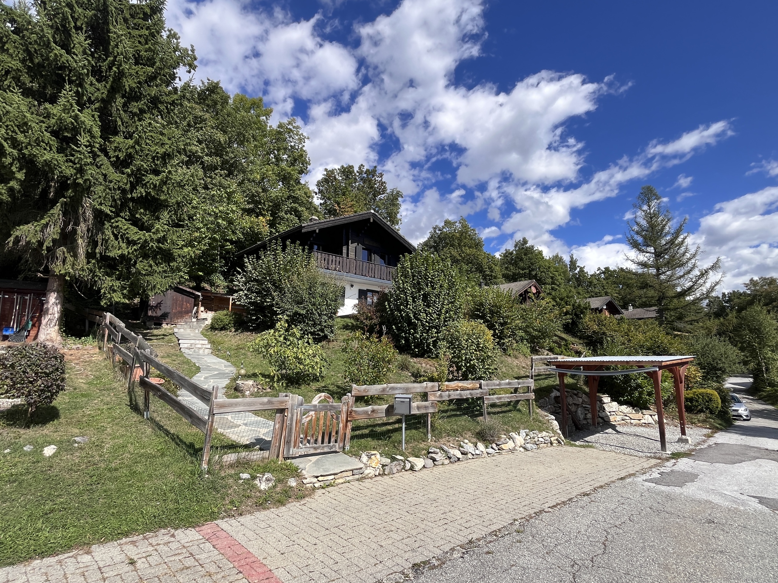 Chalet, places de parc et couvert à voiture Chalet, places de parc et couvert à voiture