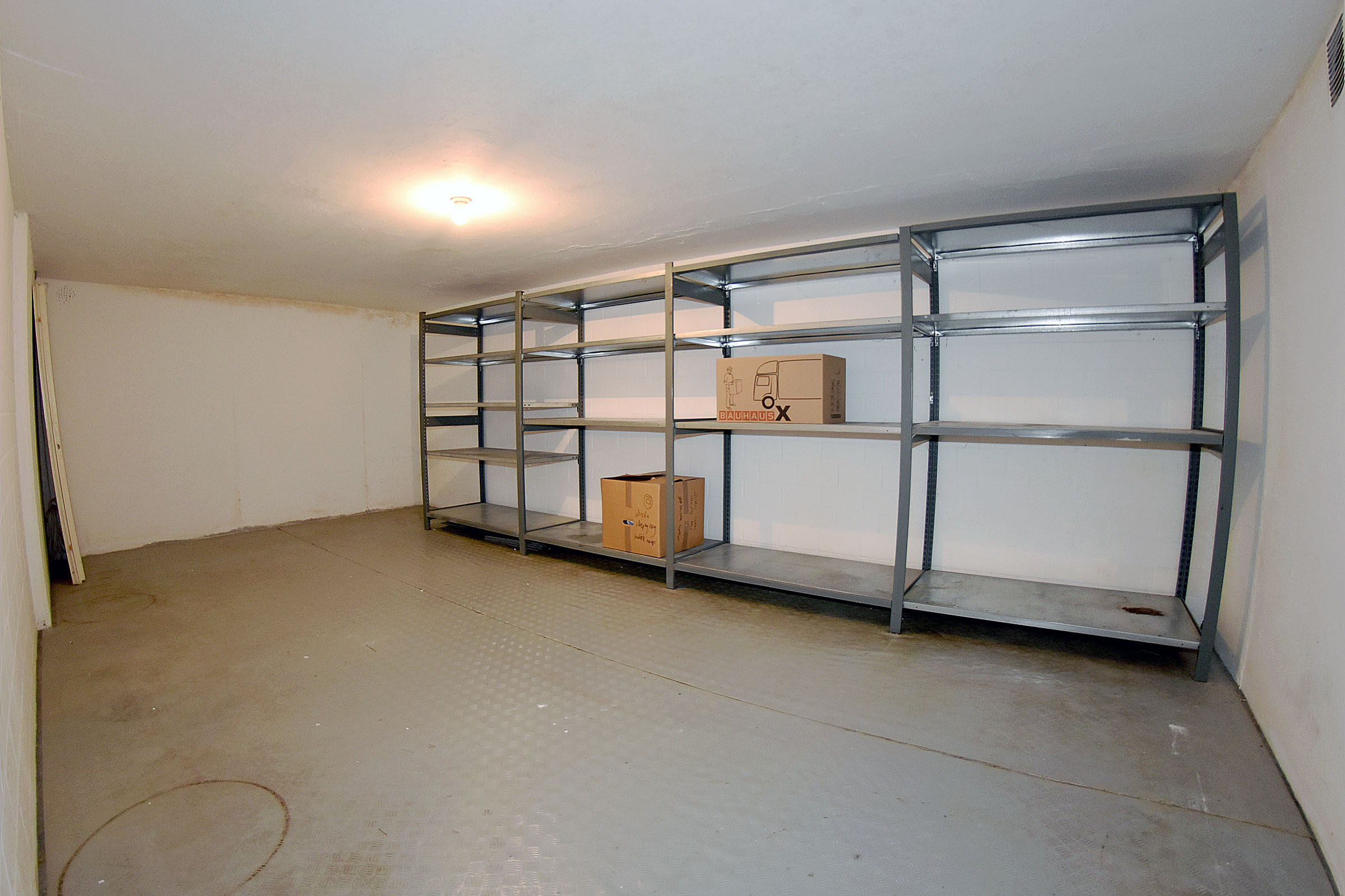 grosser Keller im UG