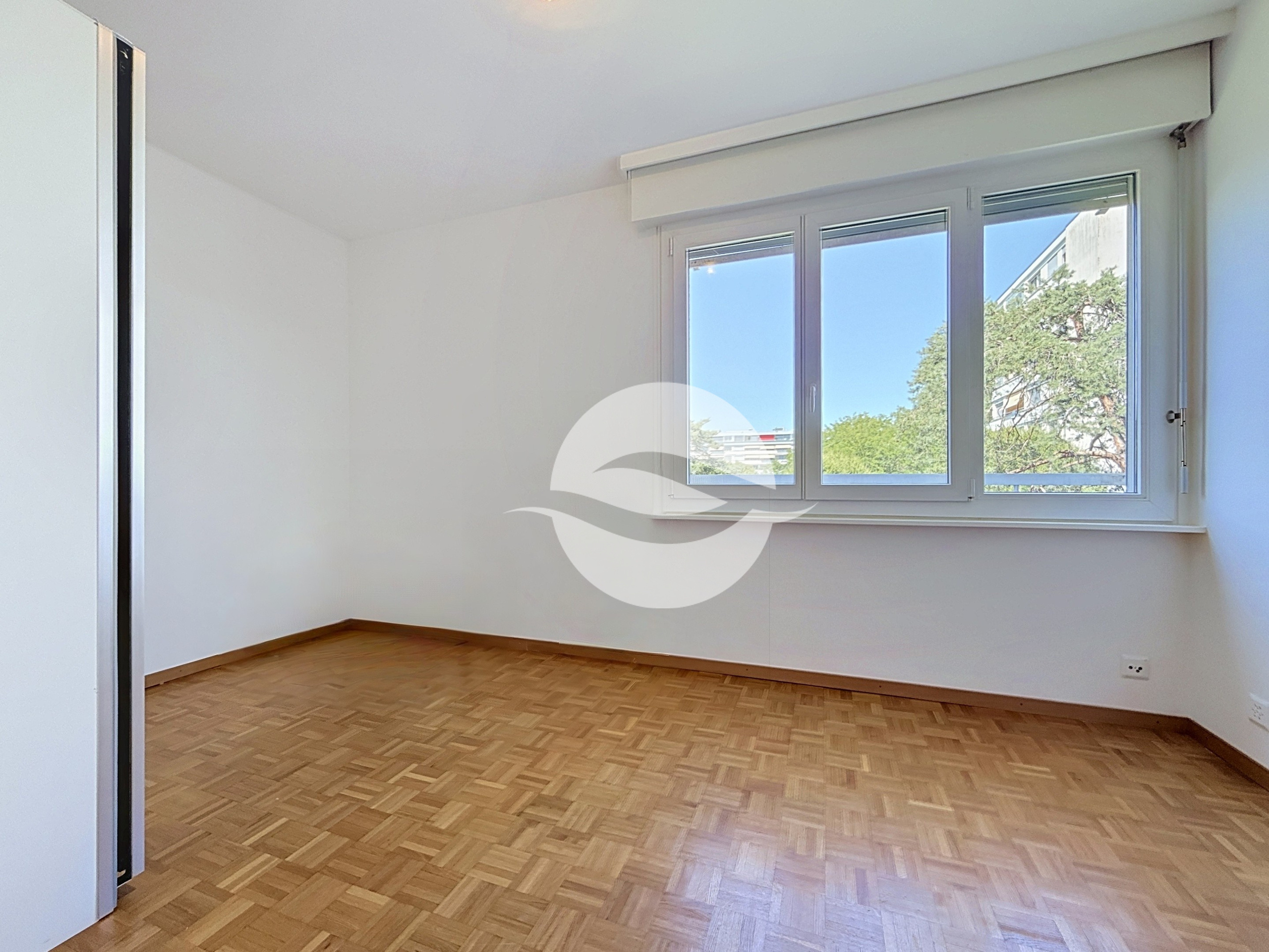 1ère Chambre avec armoire