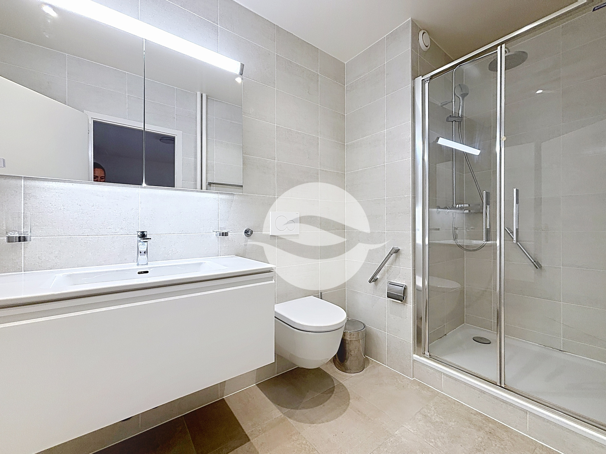 Salle de douche - spacieuse vasque - rangement - WC Salle de douche - spacieuse vasque - rangement - WC