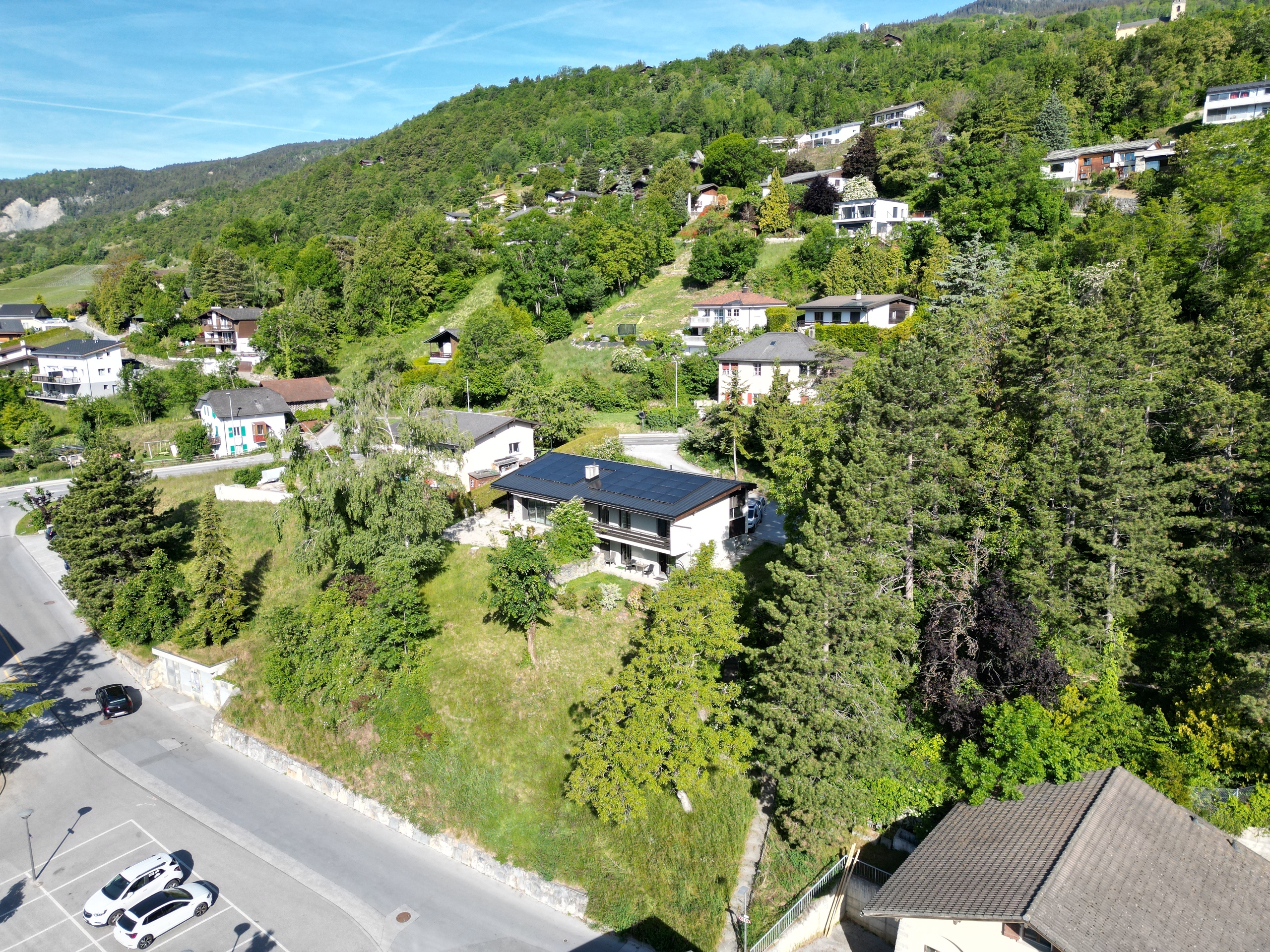 Terrain et vue extérieure de la villa Terrain et vue extérieure de la villa