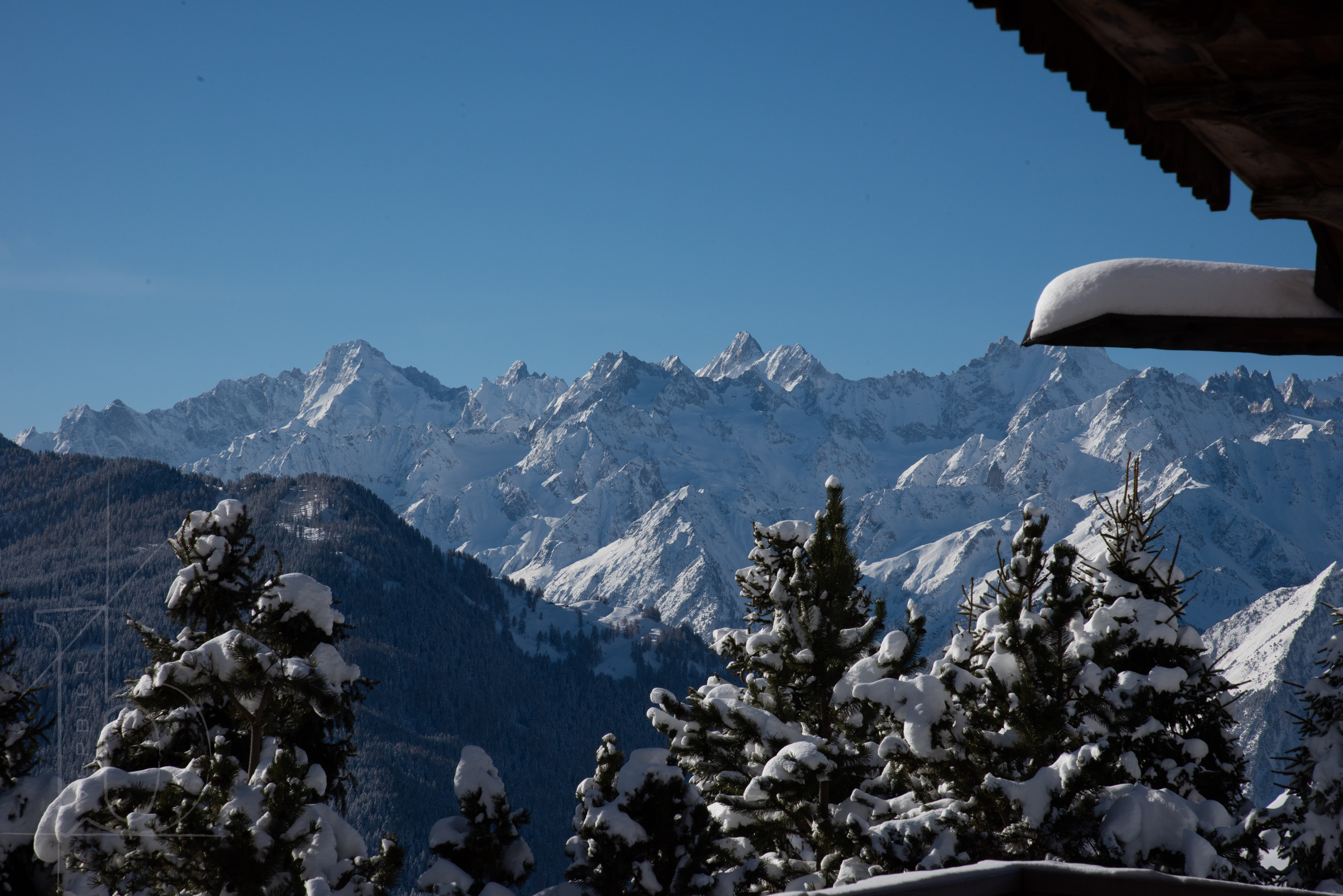 Vue alpine enneigée – Chalet Off Market Verbier