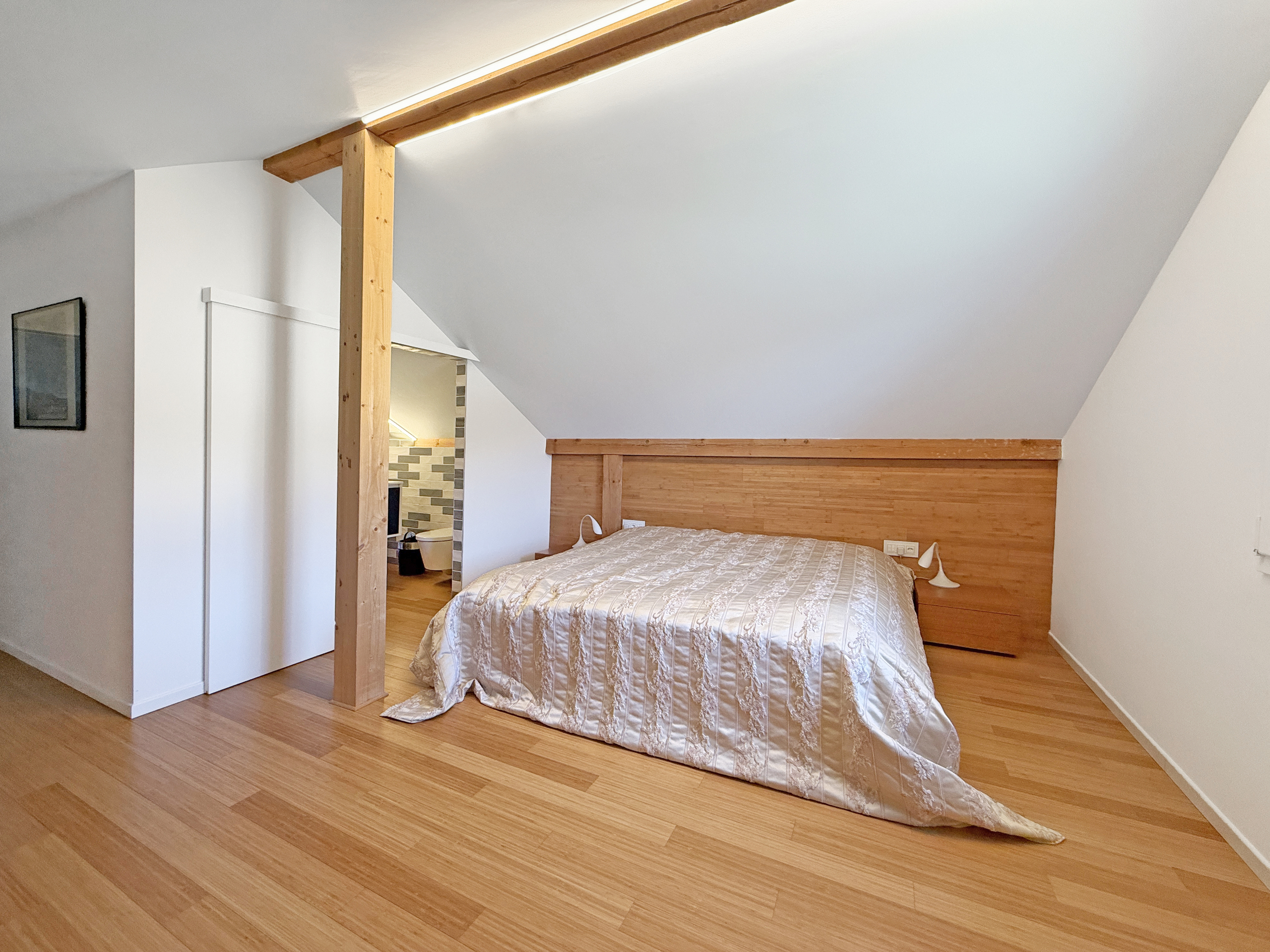 Chambre avec salle de douche et kitchenette à l'étage