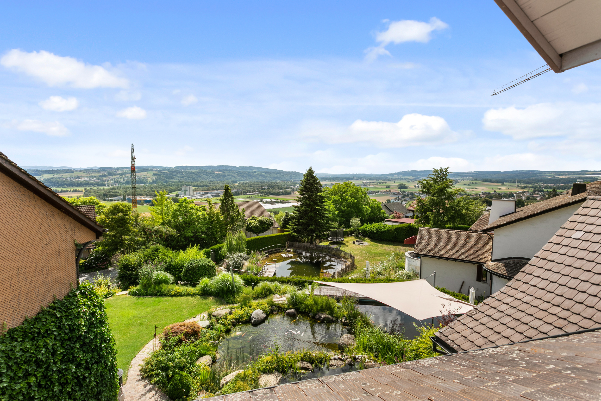 Geniessen Sie die unverbaubare Traumaussicht ins Grüne. Geniessen Sie die unverbaubare Traumaussicht ins Grüne.