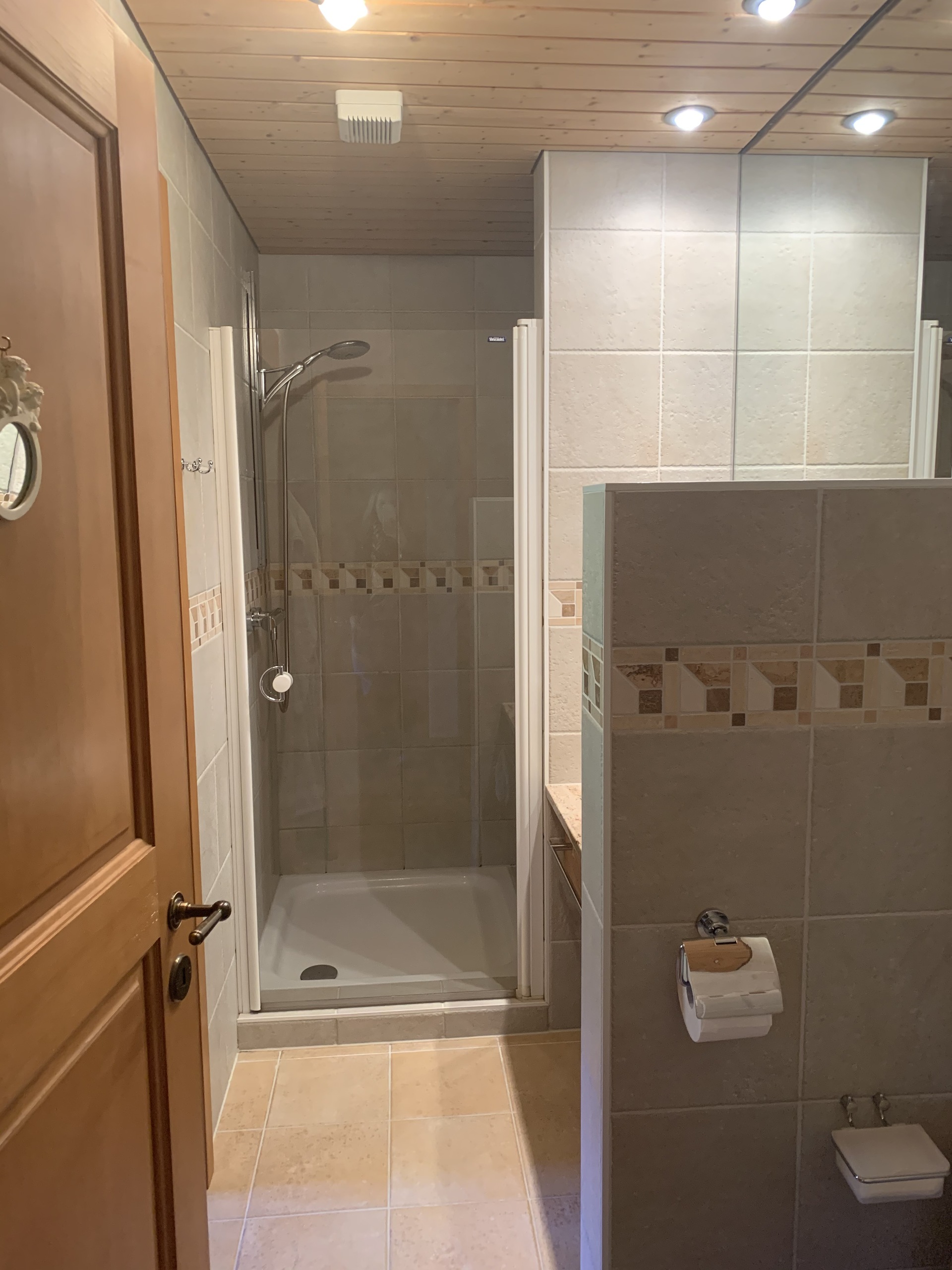 Salle de douche communicante avec une salle de bains