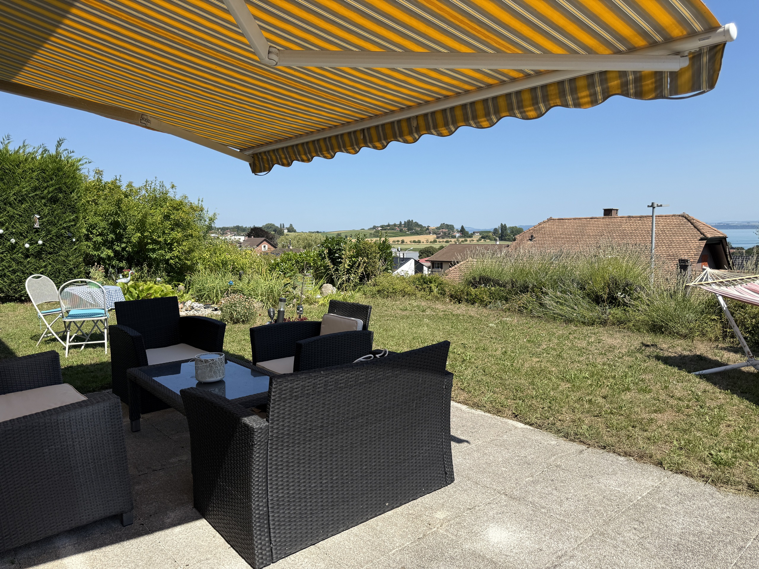 un patio avec une table et des chaises sous un auvent donnant sur la plage et l'océan un patio avec une table et des chaises sous un auvent donnant sur la plage et l'océan