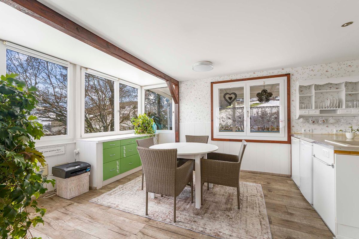 Gemütlicher Essbereich mit Blick ins Freie.