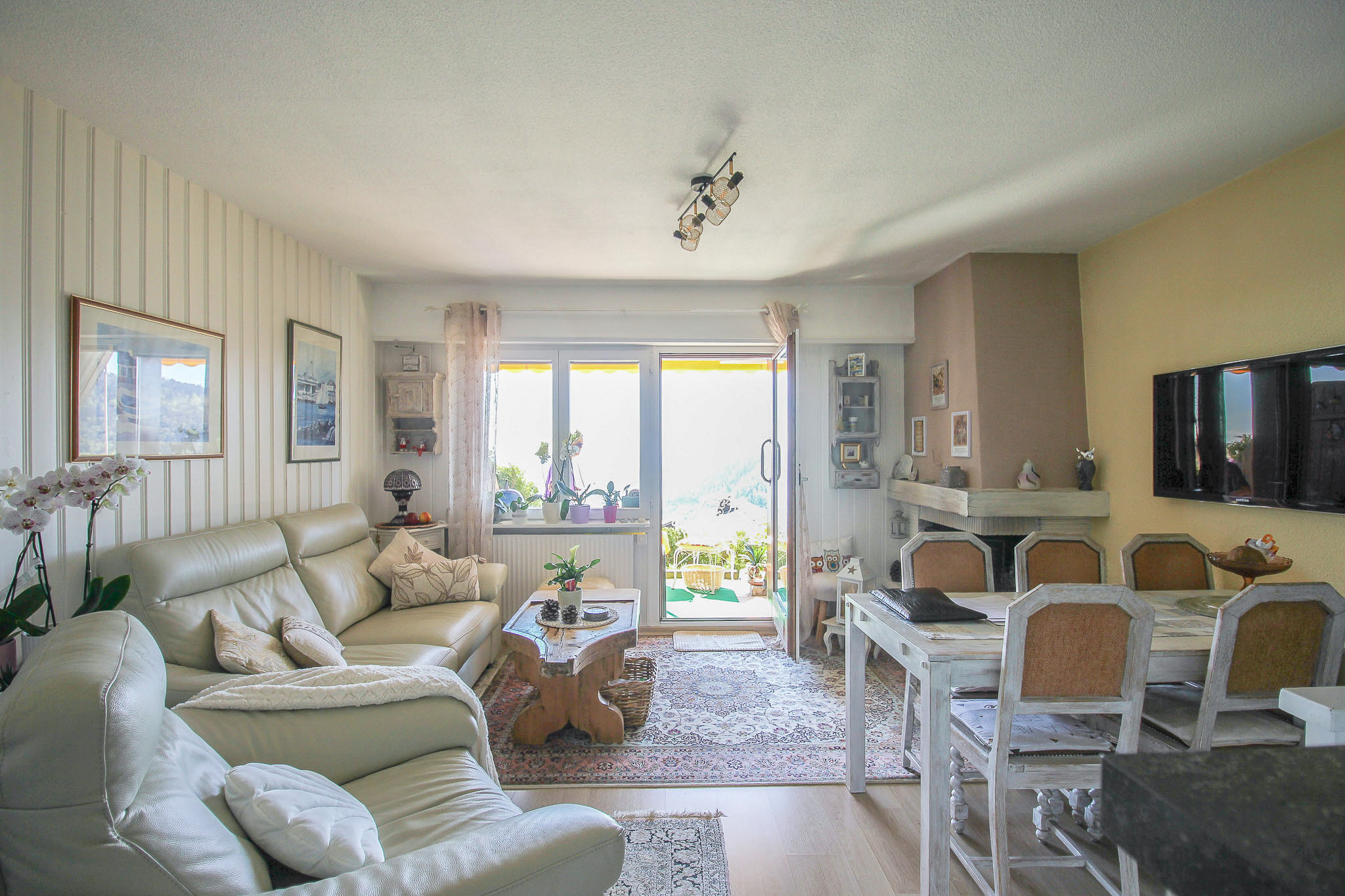 Espace séjour avec accès à la terrasse