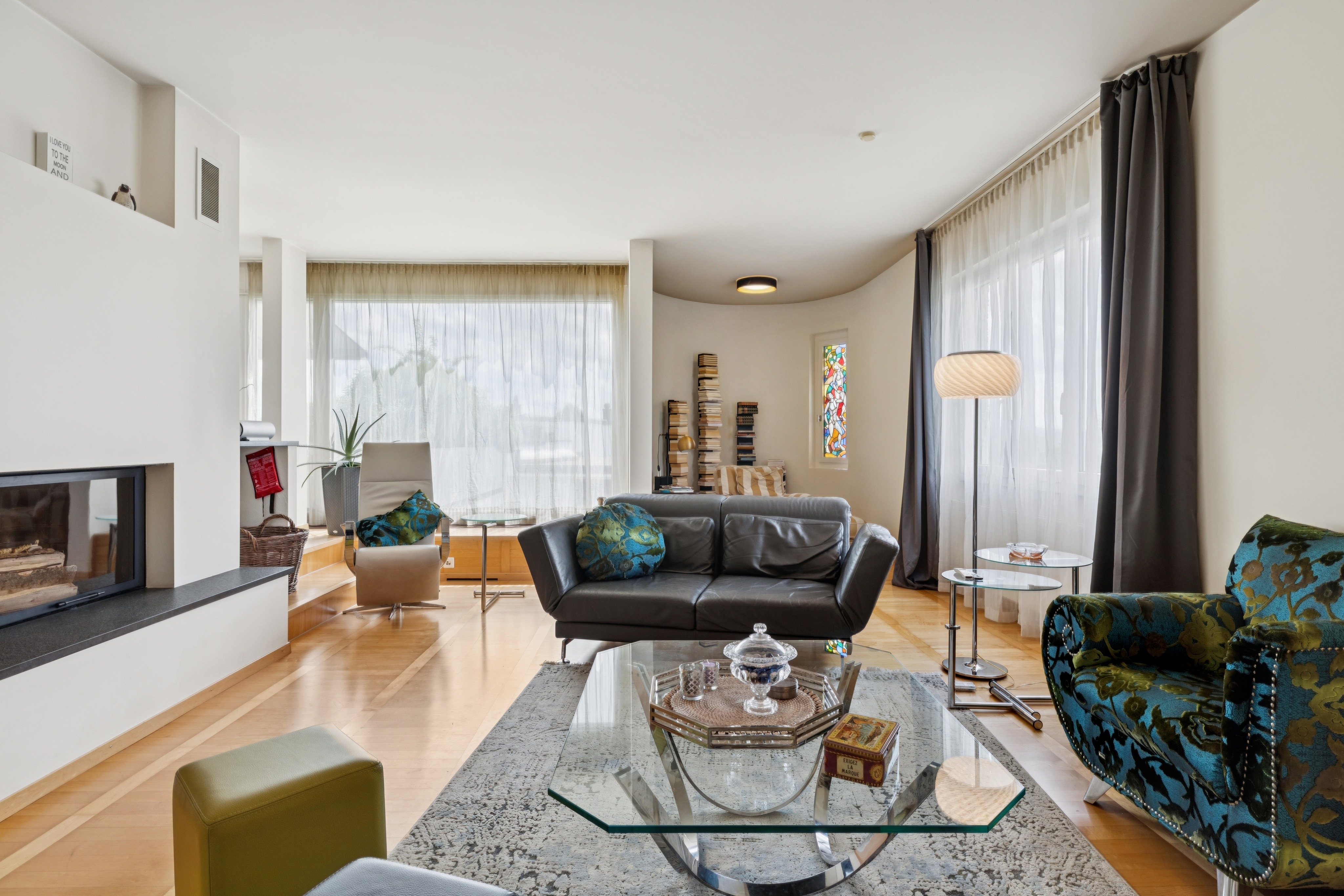 Oder man versinkt ein paar Stunden in einem grandiosen Buch im Erker, um der Welt zu entfliehen.