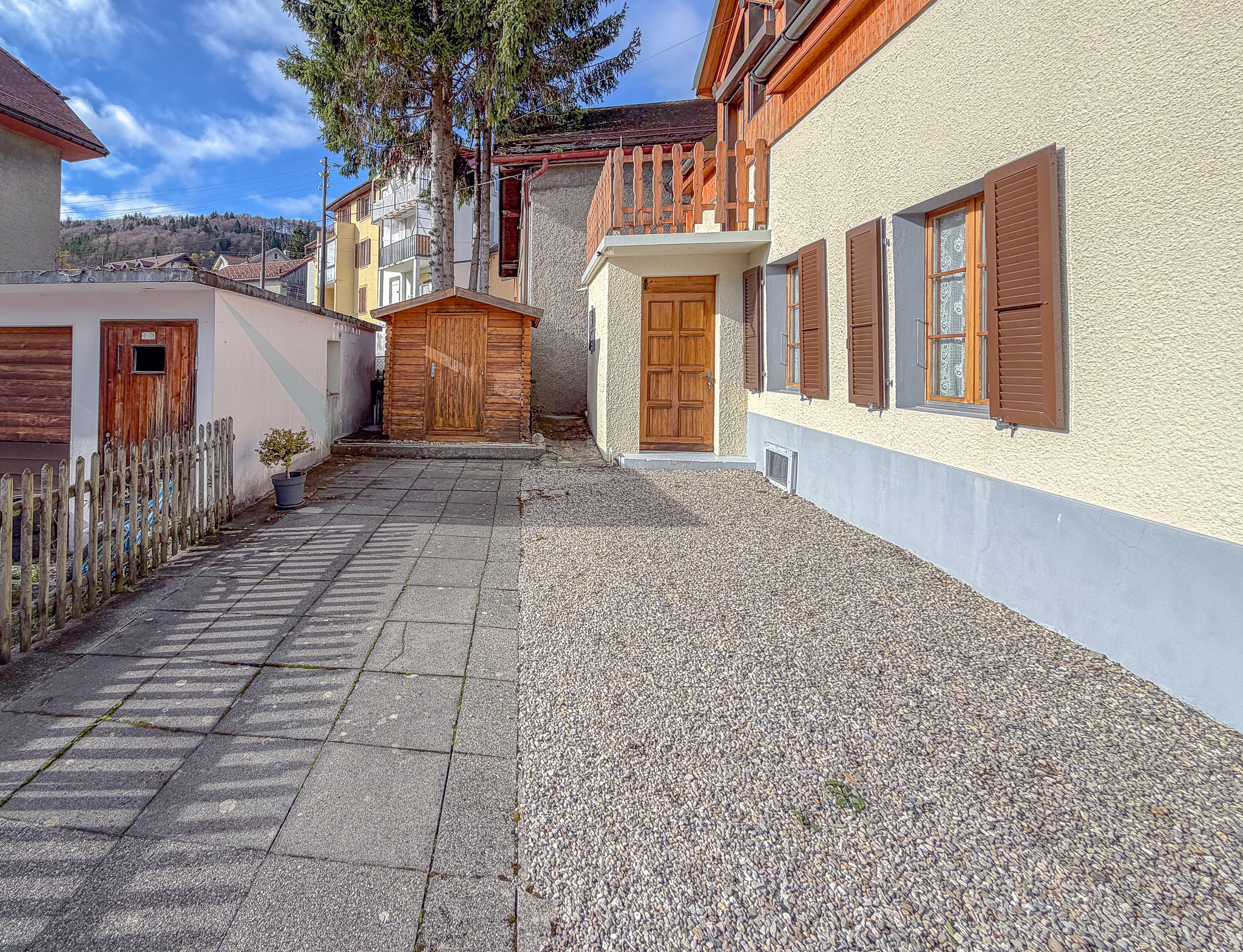 Terrasse, tambour d'entrée et cabanon de jardin