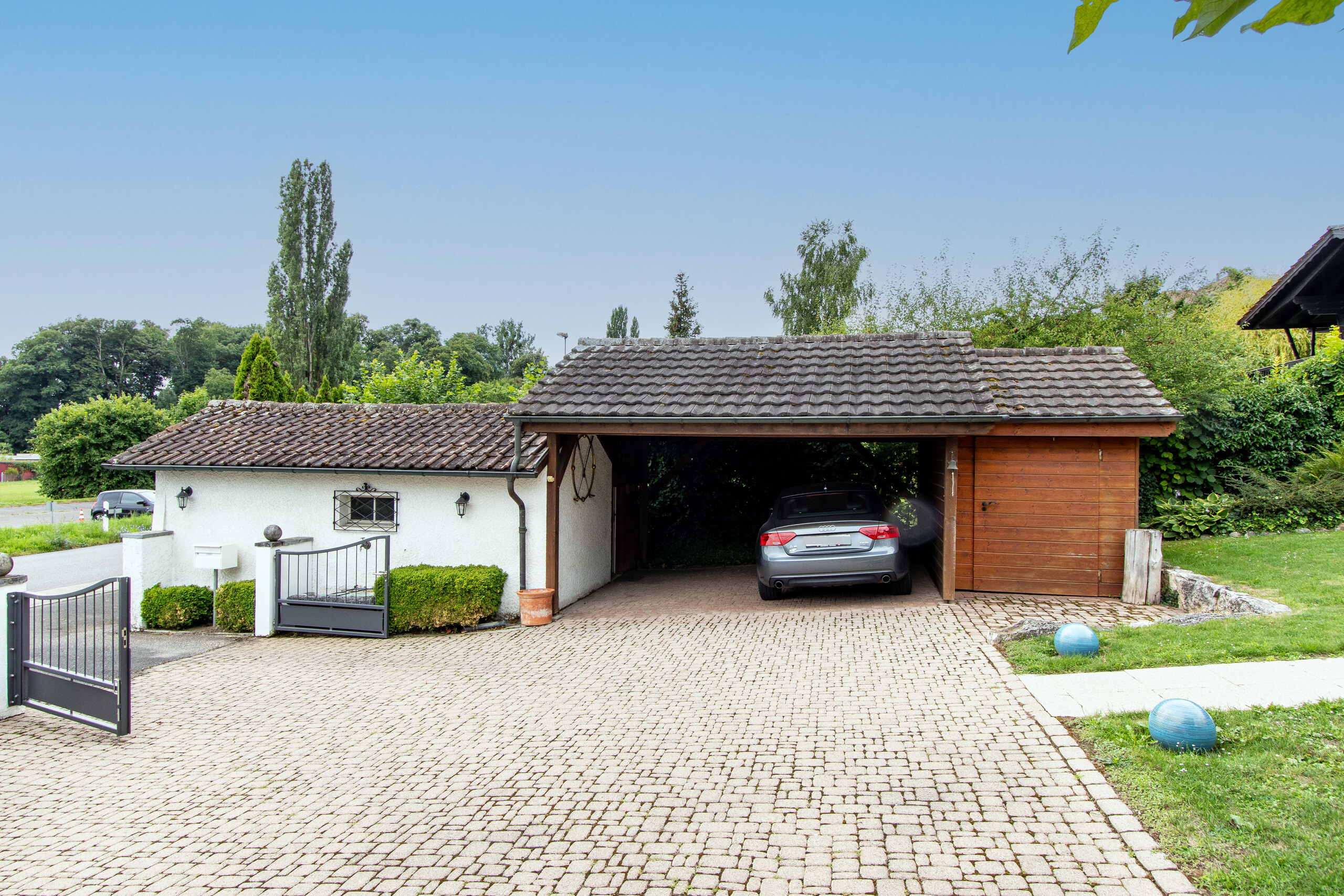 Carport avec réduit et ancien garage Carport avec réduit et ancien garage