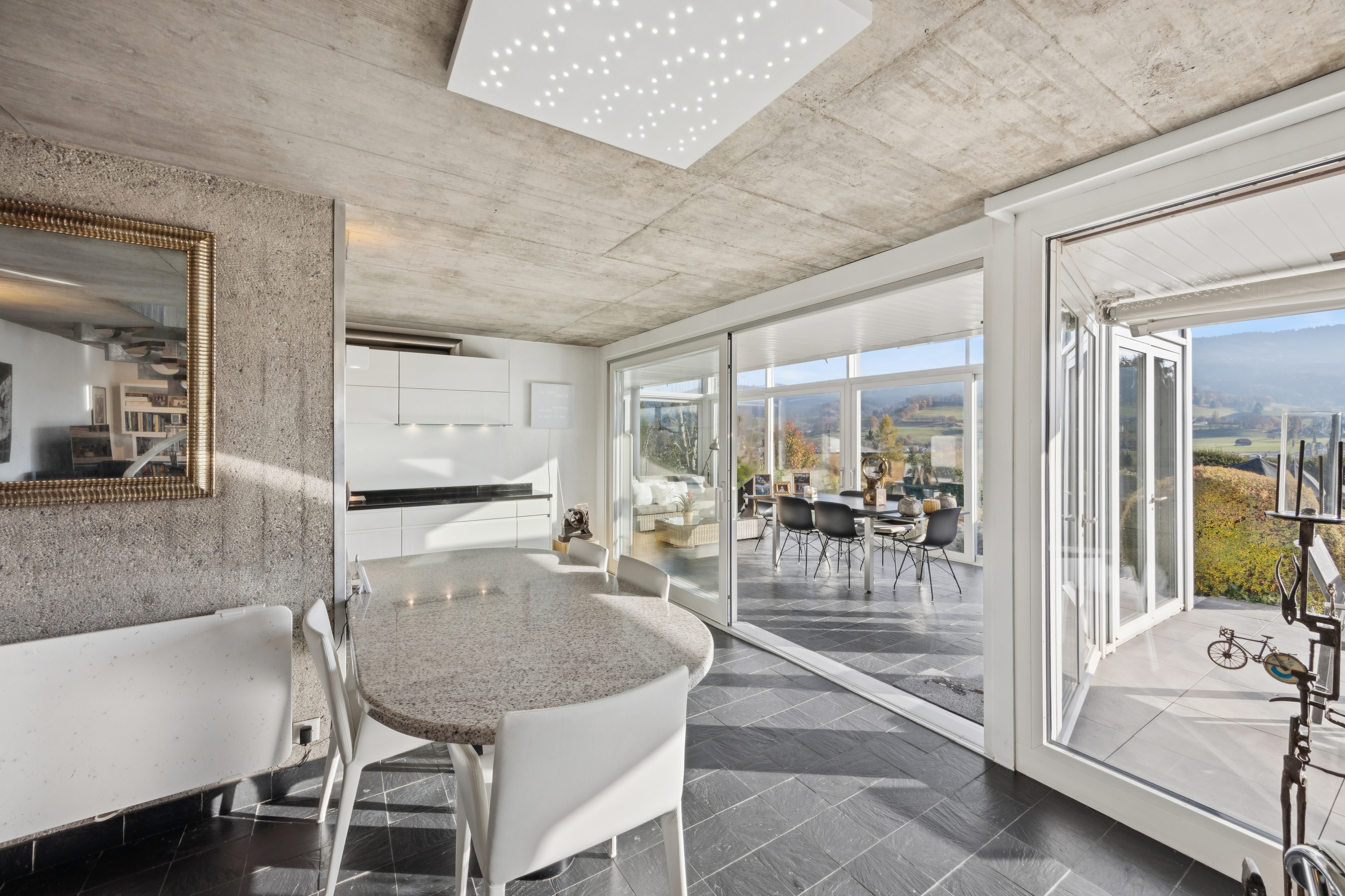 Salle à manger donnant sur la véranda Salle à manger donnant sur la véranda