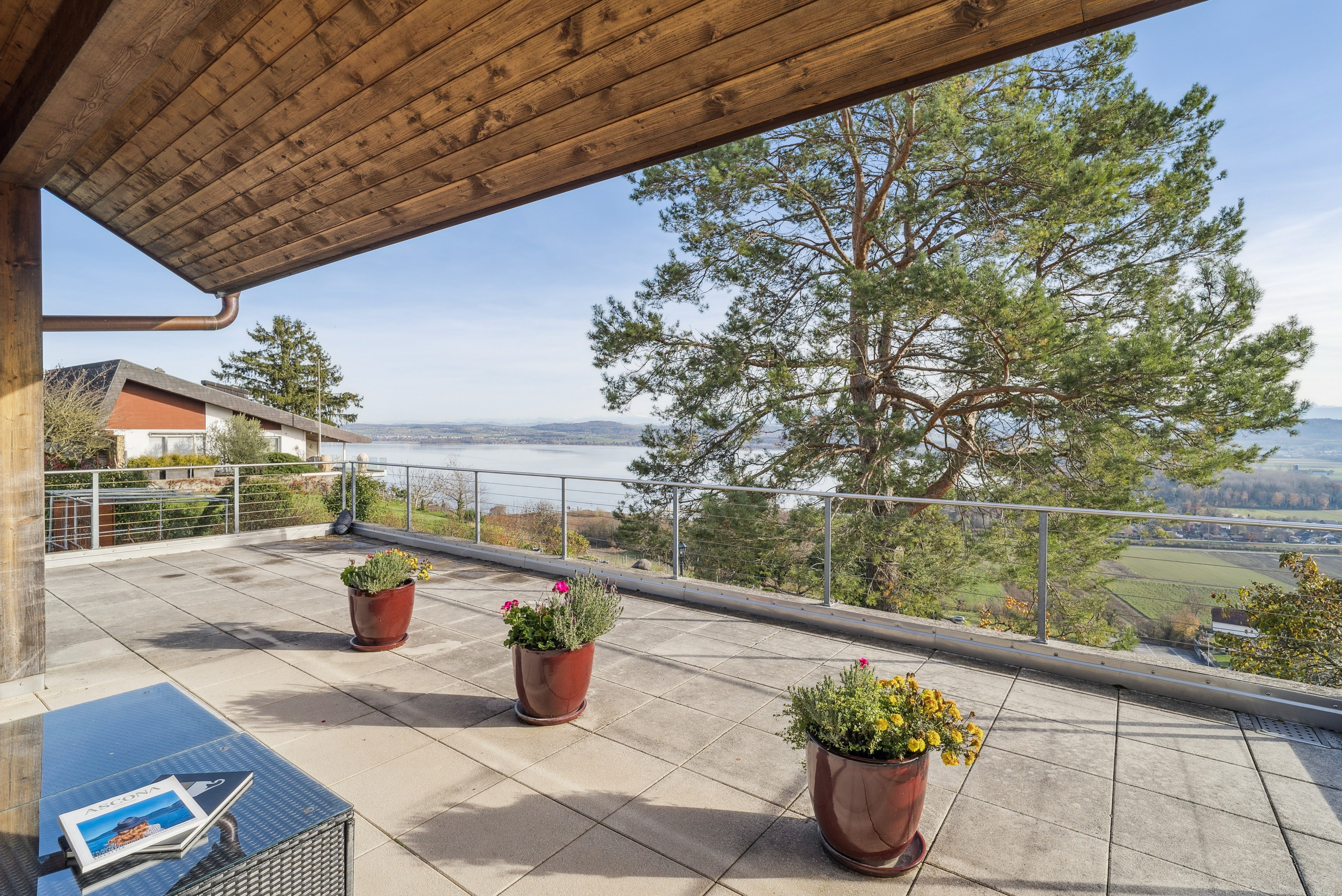 Terrasse mit Seeblick vom Zimmer im ersten Stock