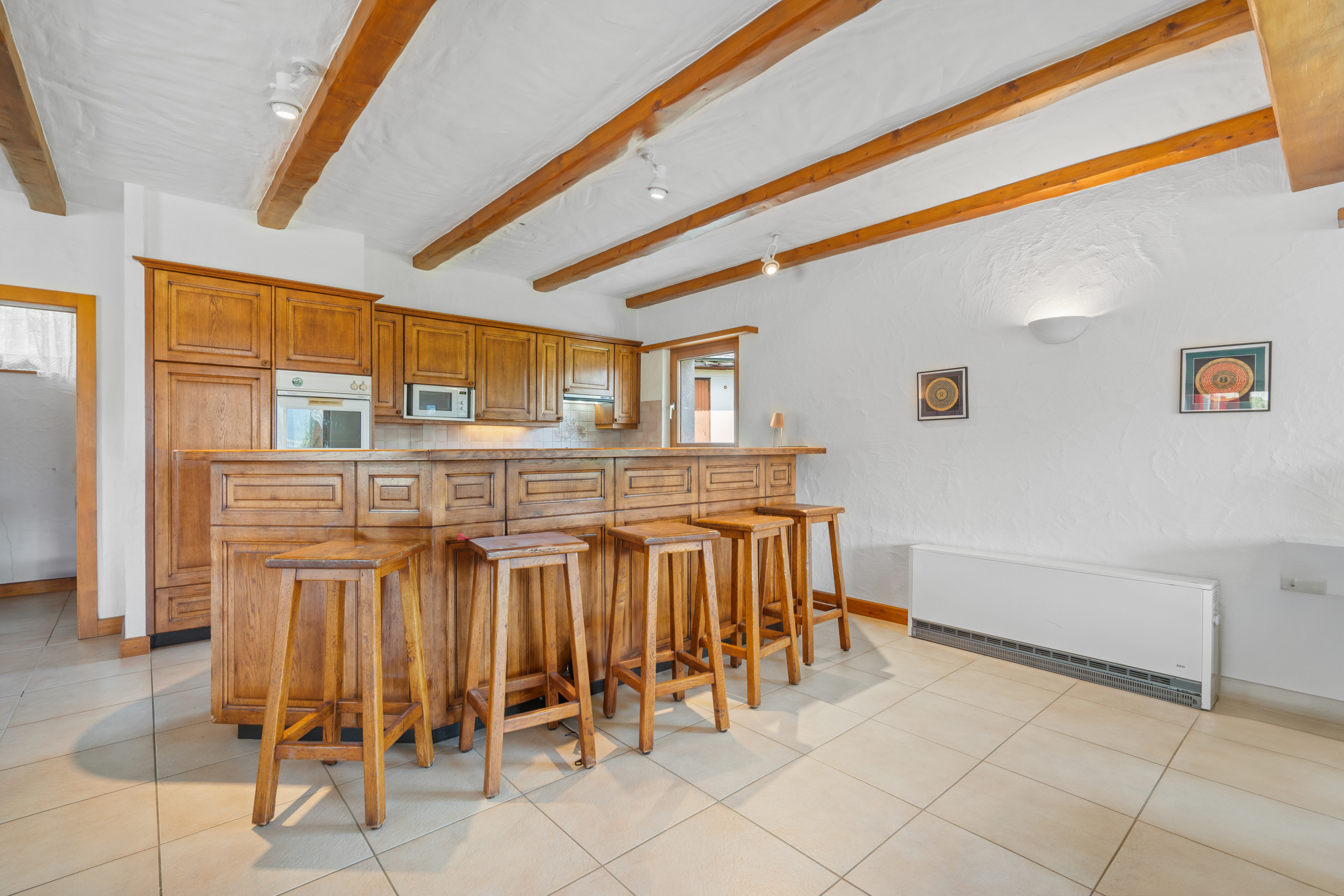 une table et des chaises en bois dans une pièce une table et des chaises en bois dans une pièce