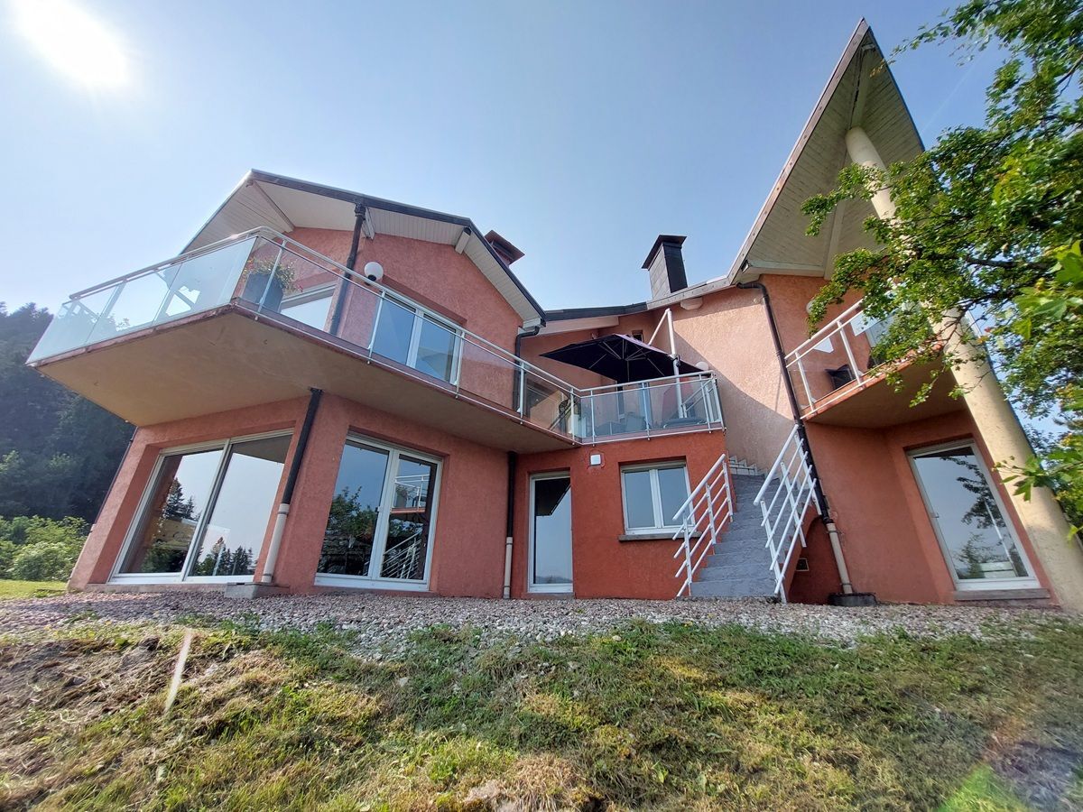 Villa moderne avec balcons et escaliers extérieurs à Morteau, FR.