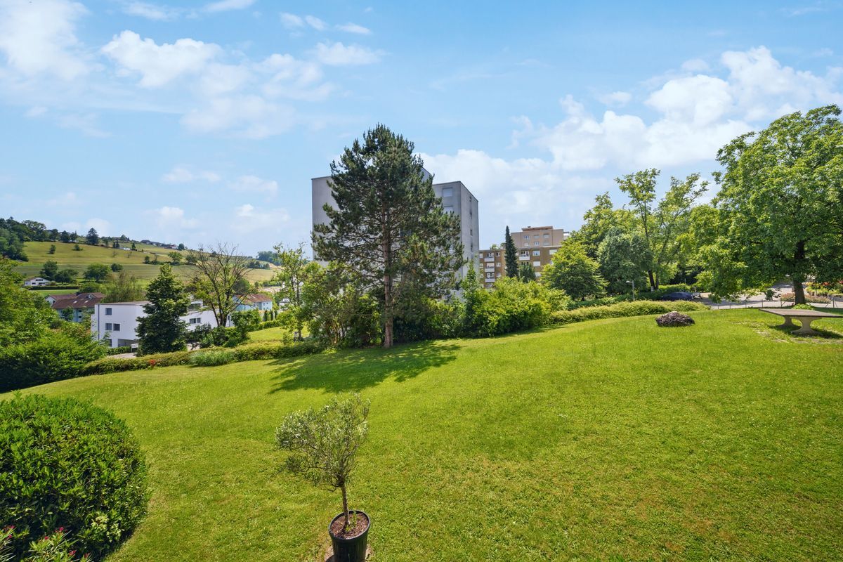 Blick vom Balkon, südwestlich, Spielwiese, hinten Friedlisberg Blick vom Balkon, südwestlich, Spielwiese, hinten Friedlisberg