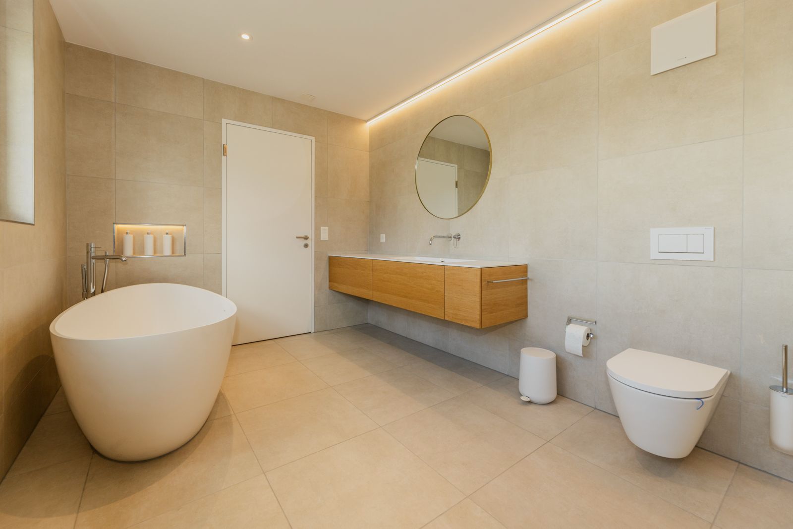 Badezimmer mit Dusche und Badewanne