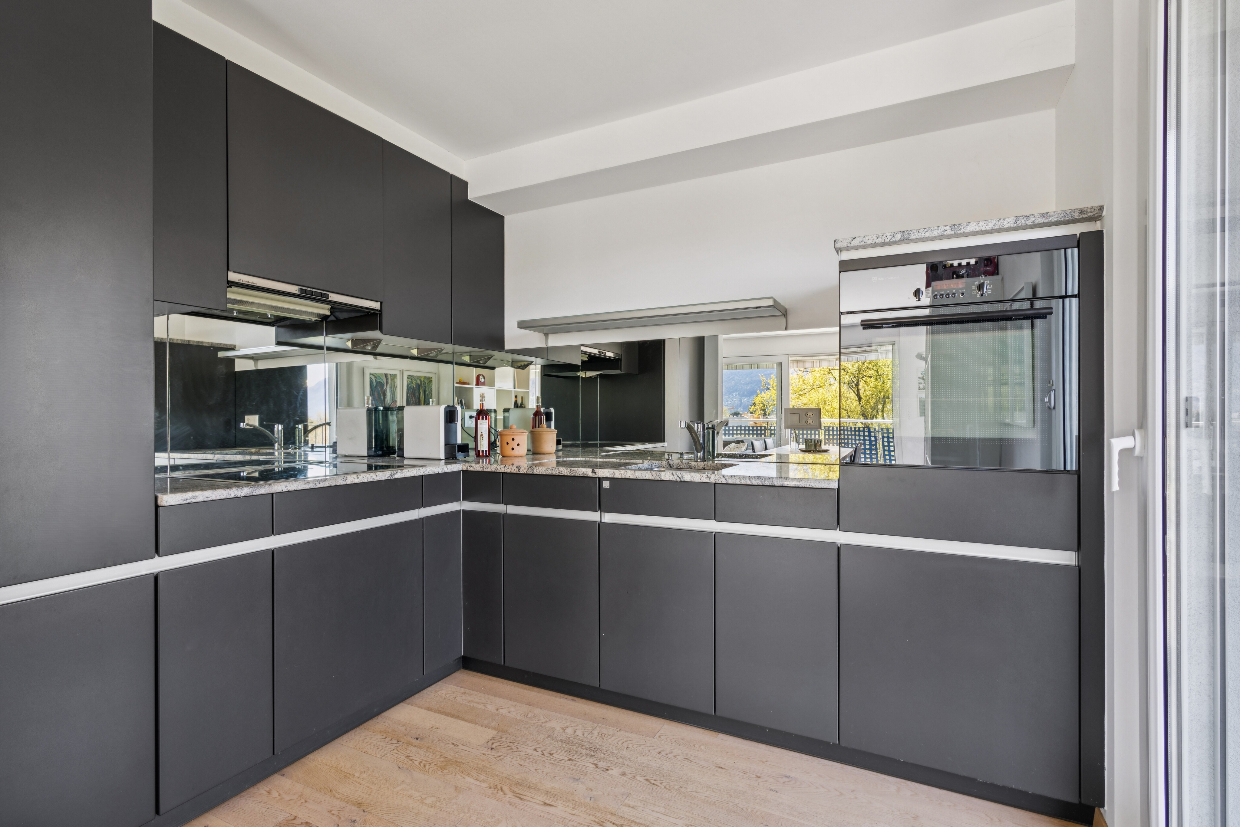 Piano cottura in vetroceramica, lavastoviglie, forno, frigorifero e freezer